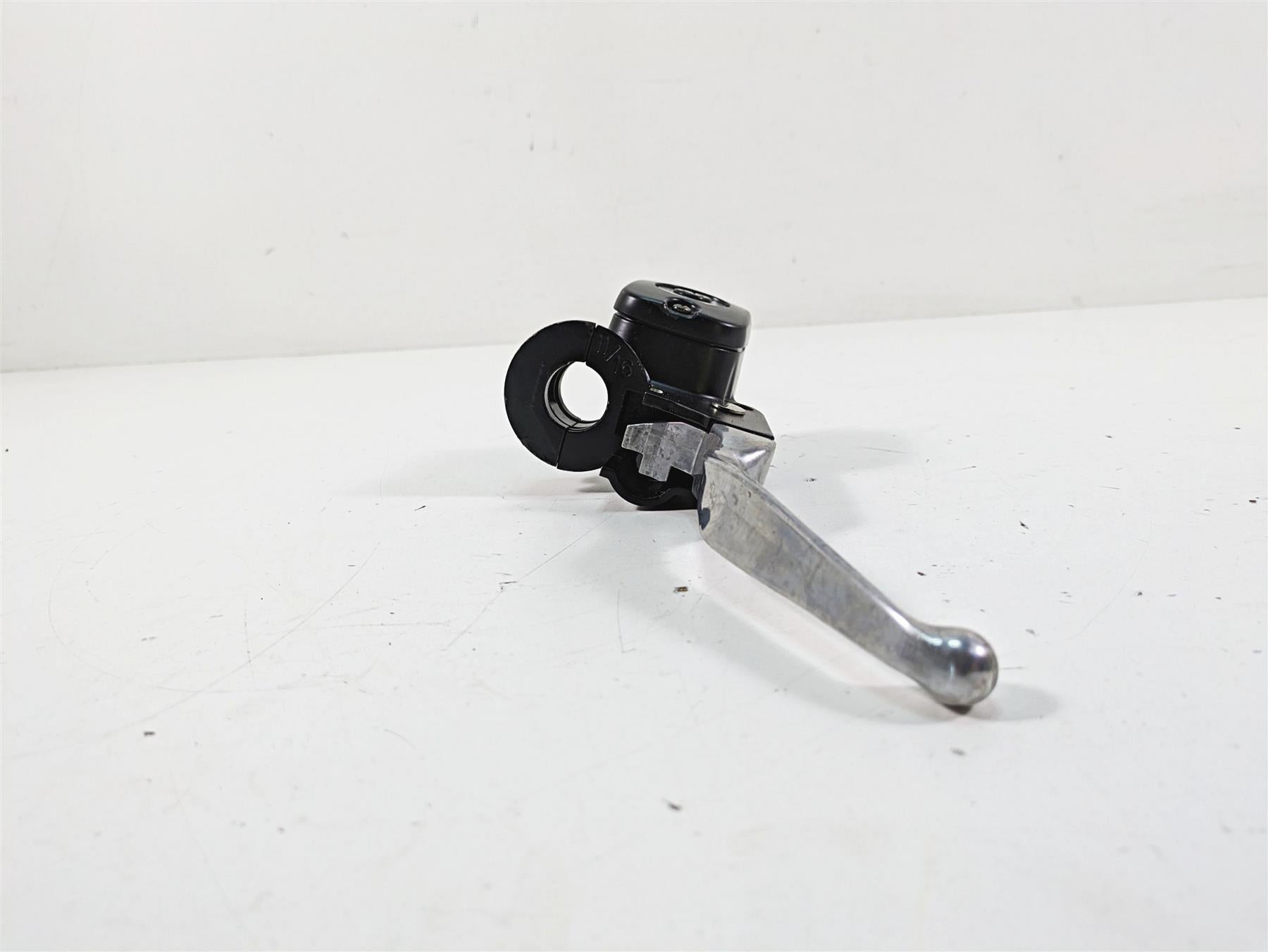 2005 Harley Touring FLHTCUI Electra Glide Front Brake Master Cylinder 41700738 {{ shop.shopifyCountryName }} - Mototech271