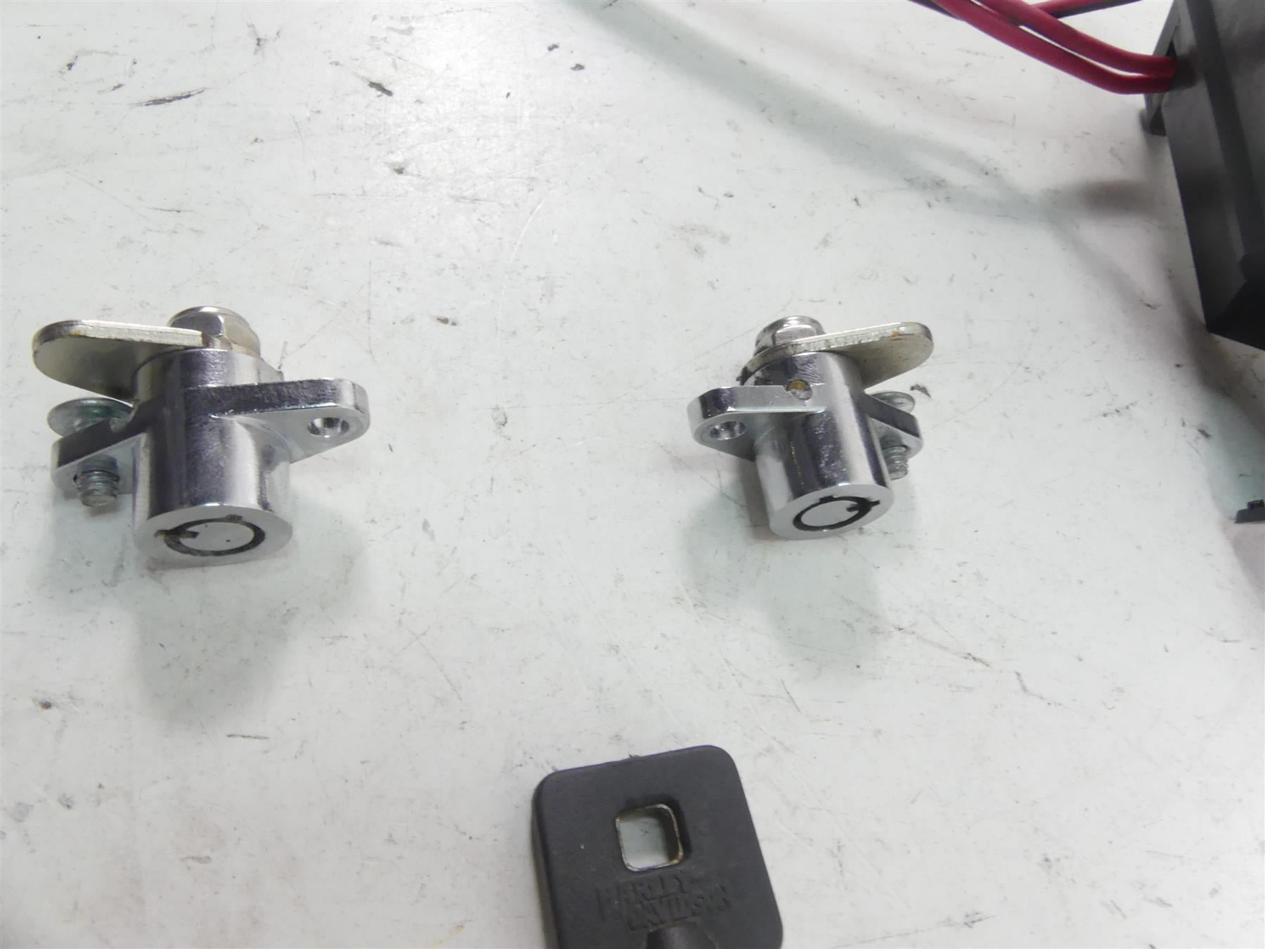 2005 Harley Touring CVO FLHTCSE Electra Glide Ignition Switch Key Lock 71640-99 {{ shop.shopifyCountryName }} - Mototech271