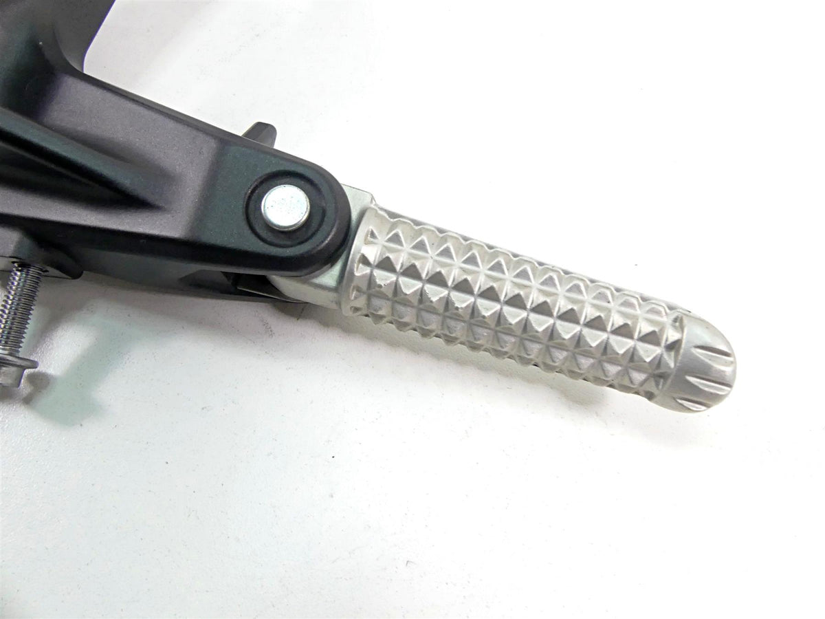 2012 Yamaha VMX17 VMAX 1700 Rear Passenger Footpeg Set 2S3-27430-00 2S3-27440-00 {{ shop.shopifyCountryName }} - Mototech271