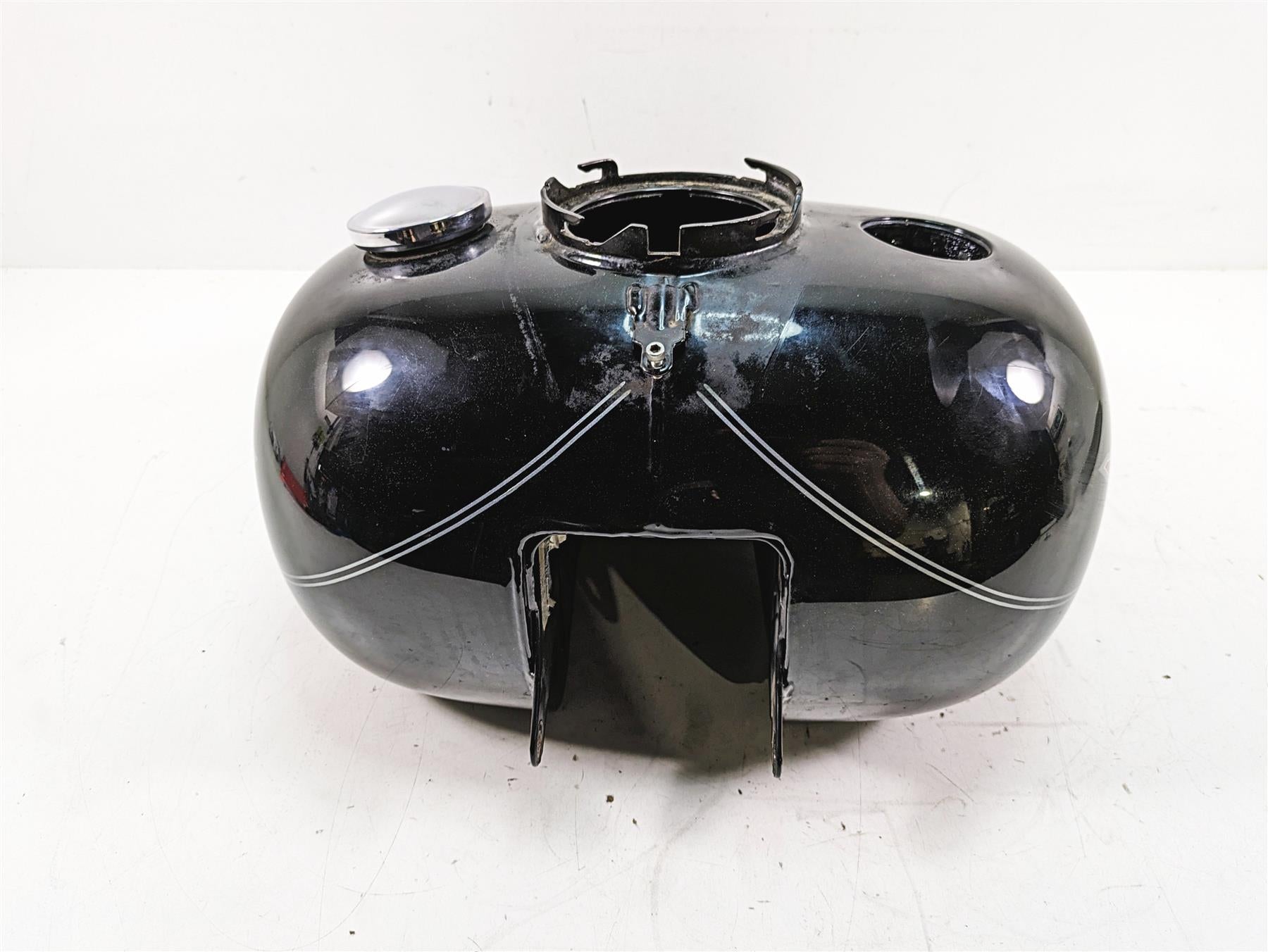 2011 Harley Touring FLHR Road King Fuel Gas Petrol Tank 61000691 61268-08 {{ shop.shopifyCountryName }} - Mototech271