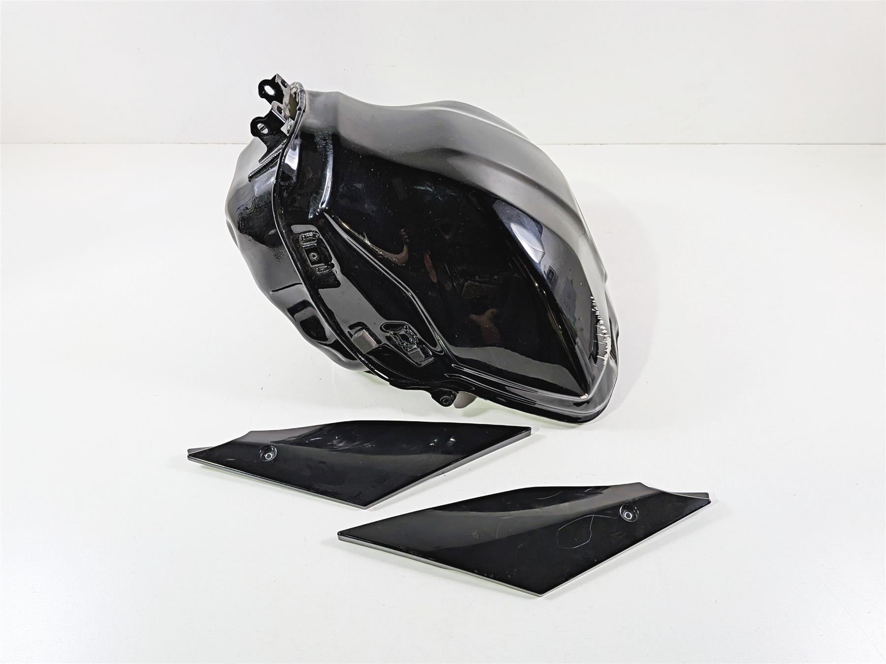 2024 Yamaha YZF R1 RN65 Fuel Gas Petrol Tank + Side Covers 2CR-YK241-10 {{ shop.shopifyCountryName }} - Mototech271