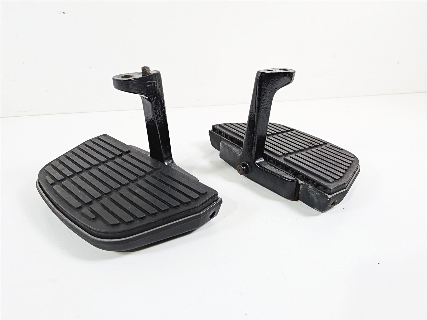 1993 Harley Touring FLHTCU Electra Glide Rear Passenger Floor Board Set 52719-93