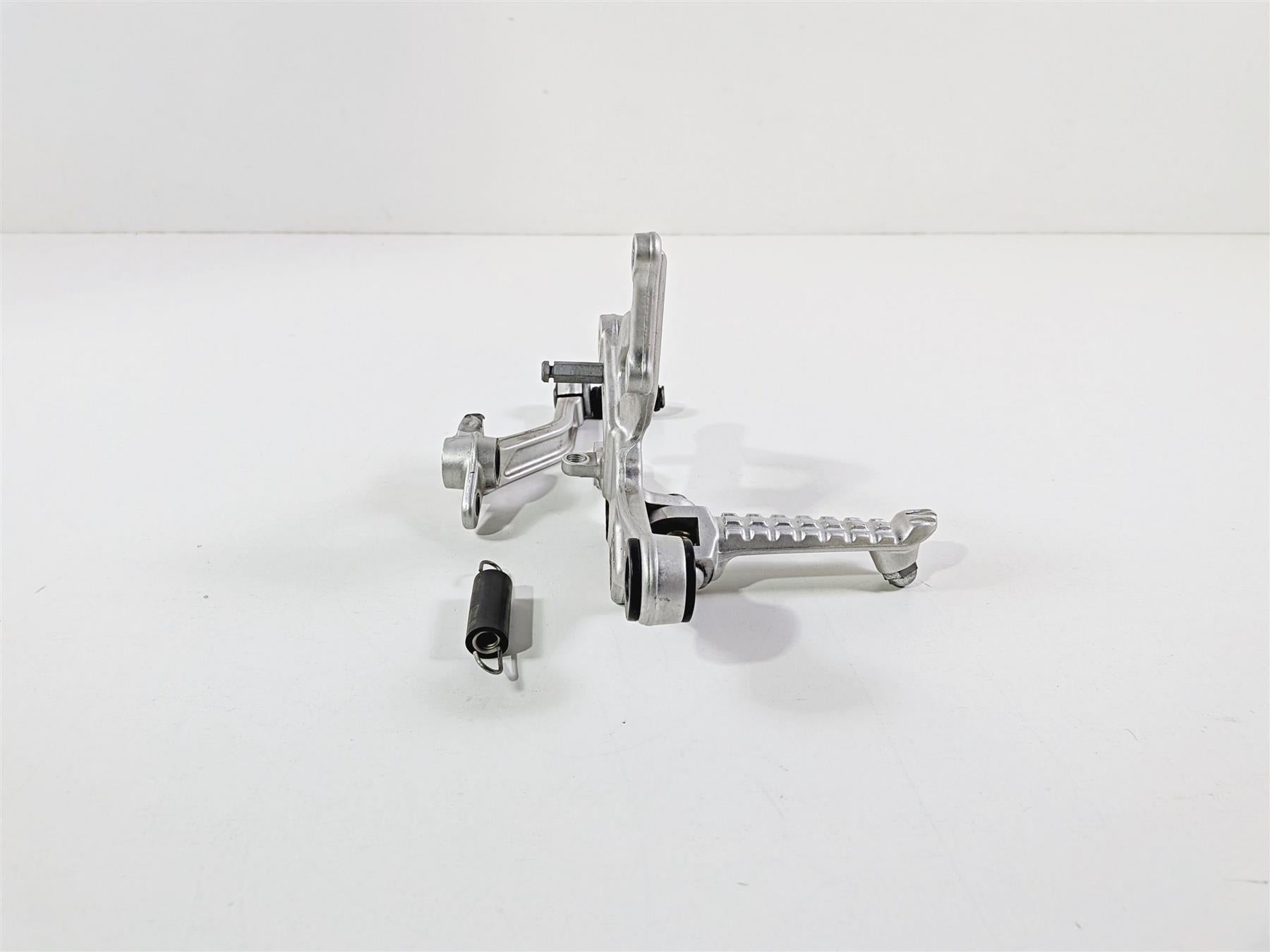 2016 Aprilia RSV 1100 Tuono V4 Factory Front Right Foot Peg & Brake Pedal 897828 {{ shop.shopifyCountryName }} - Mototech271