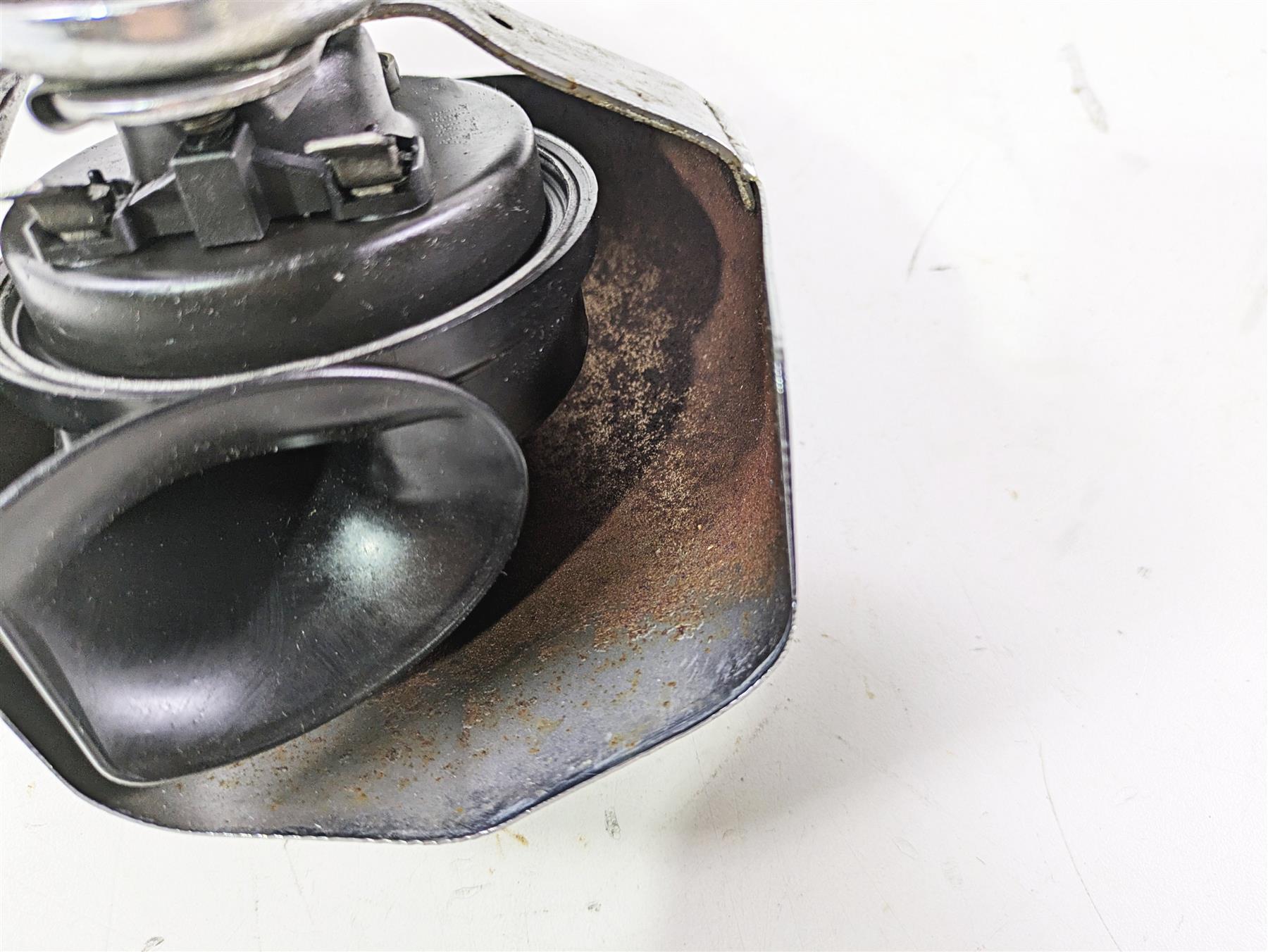 2004 Harley FLSTCI Softail Heritage Horn & Chrome Cover 69060-90H 61300478A {{ shop.shopifyCountryName }} - Mototech271