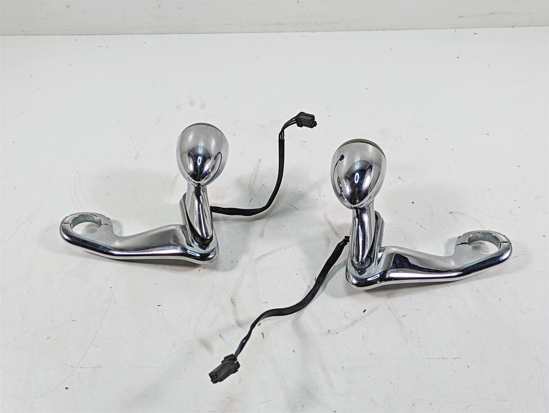 2011 Harley Touring FLTRU Road Glide Front Blinker Turn Signal Set 58460-10 {{ shop.shopifyCountryName }} - Mototech271