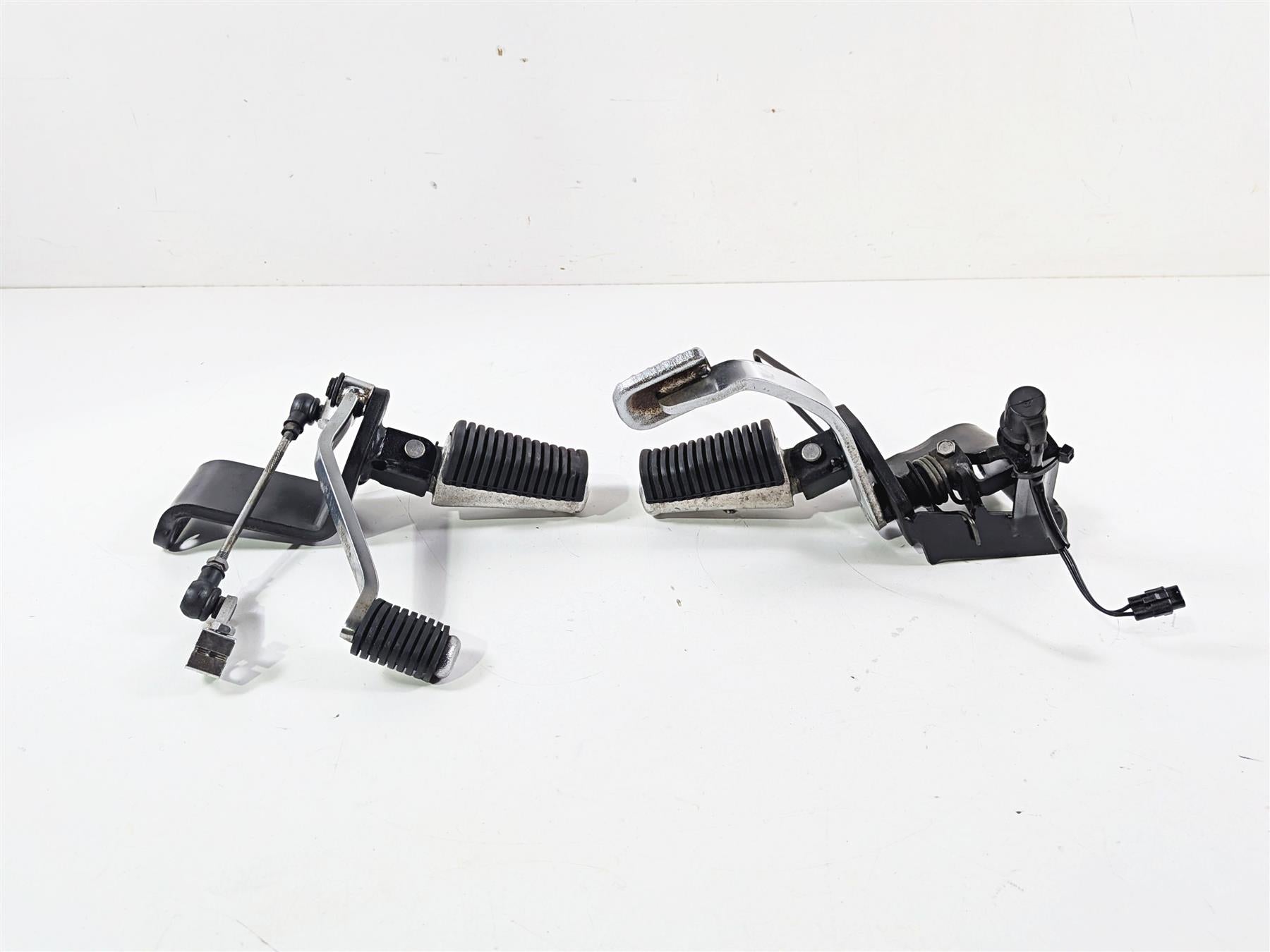 2007 Yamaha XVS1100 V-Star Custom Front Footpegs & Foot Lever Set 5EL-27410-00 {{ shop.shopifyCountryName }} - Mototech271