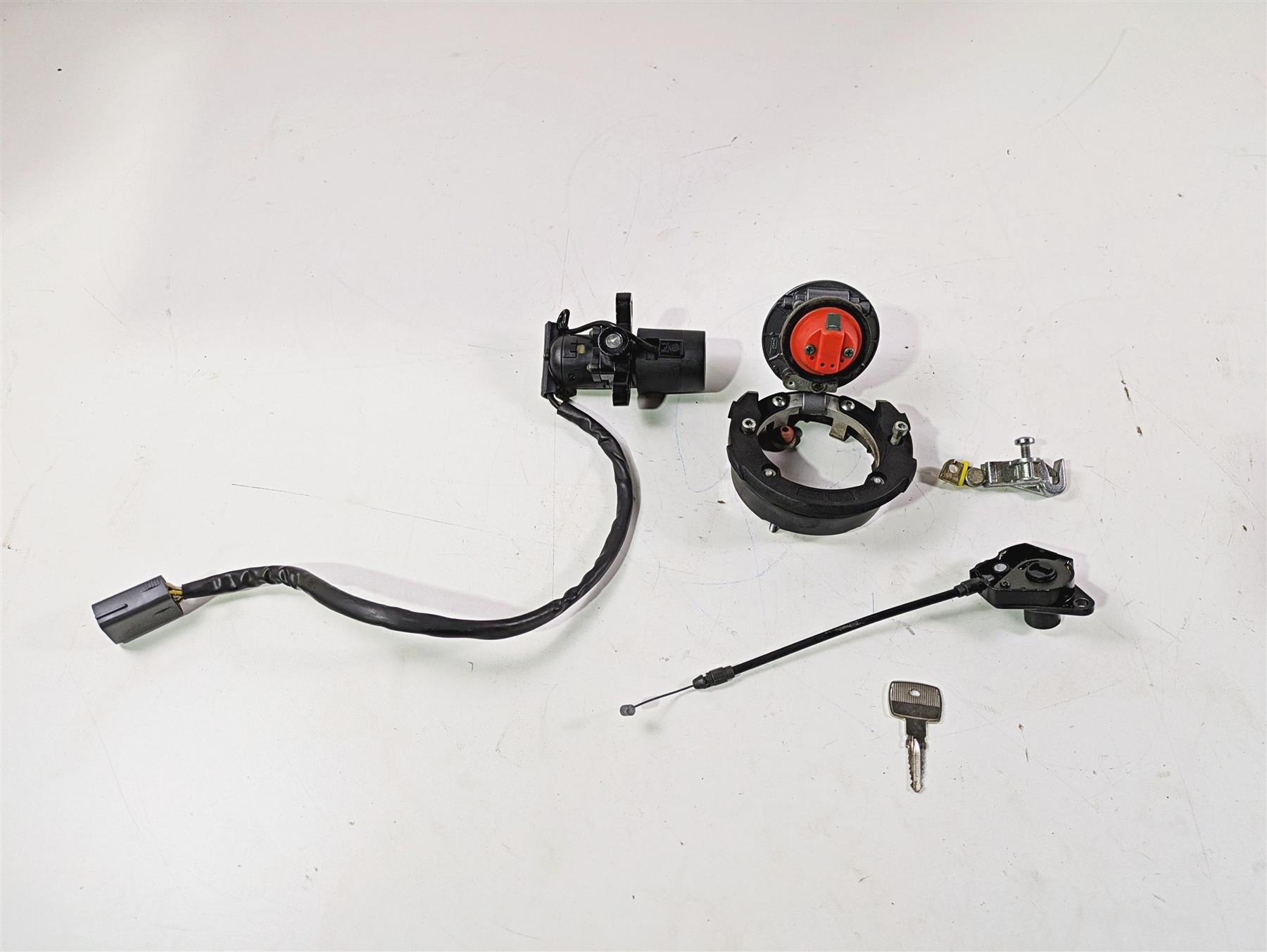 2013 Triumph Tiger 1215 Explorer Ignition Switch Key Lock Tank Cap Set T2507788 {{ shop.shopifyCountryName }} - Mototech271