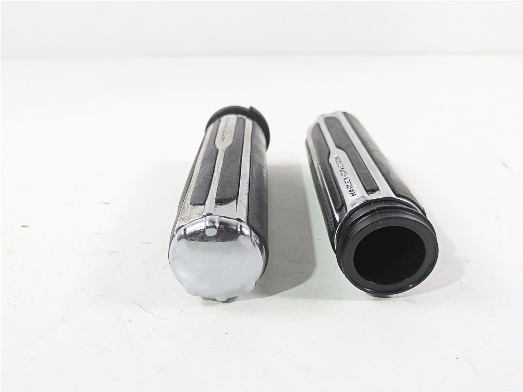 2010 Harley Touring FLHXSE CVO Street Glide Left Right Throttle Grips 55936-09 {{ shop.shopifyCountryName }} - Mototech271