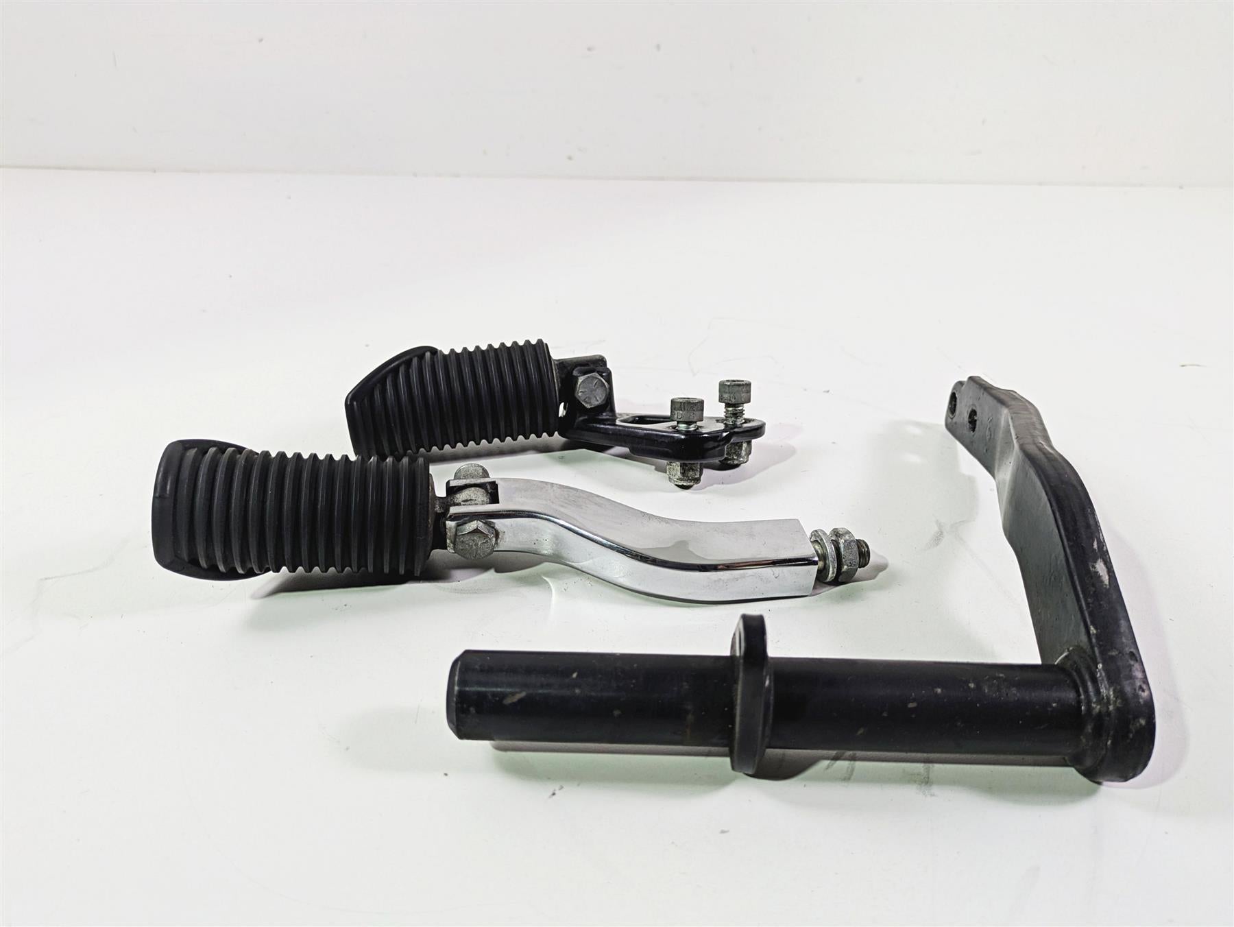 1999 Harley Dyna FXDL Low Rider Passenger Footpeg Set + Mount 49165-90 52740-94A {{ shop.shopifyCountryName }} - Mototech271