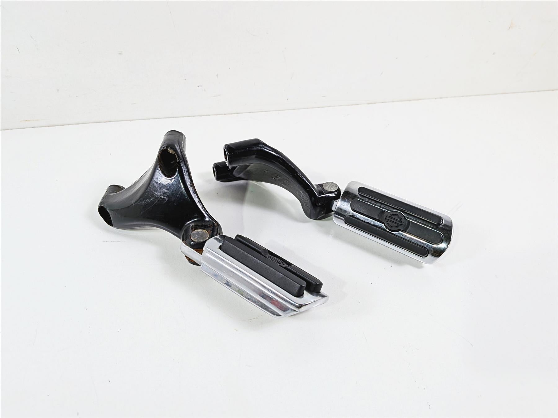2006 Harley Sportster XL883 Low Passenger Foot Peg Set Chrome 49314-04 49315-04