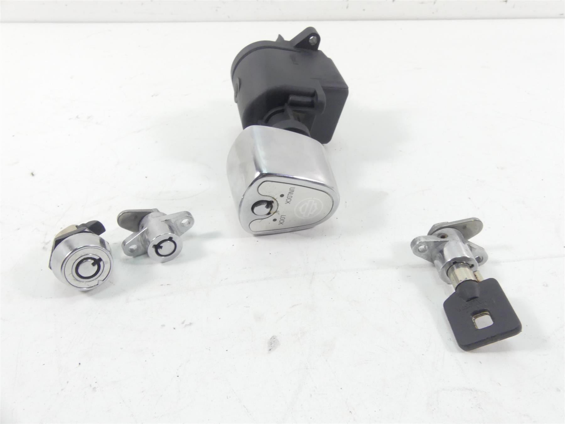 2013 Harley Touring FLTRX Road Glide Ignition Switch Key Lock Set 71572-06 {{ shop.shopifyCountryName }} - Mototech271