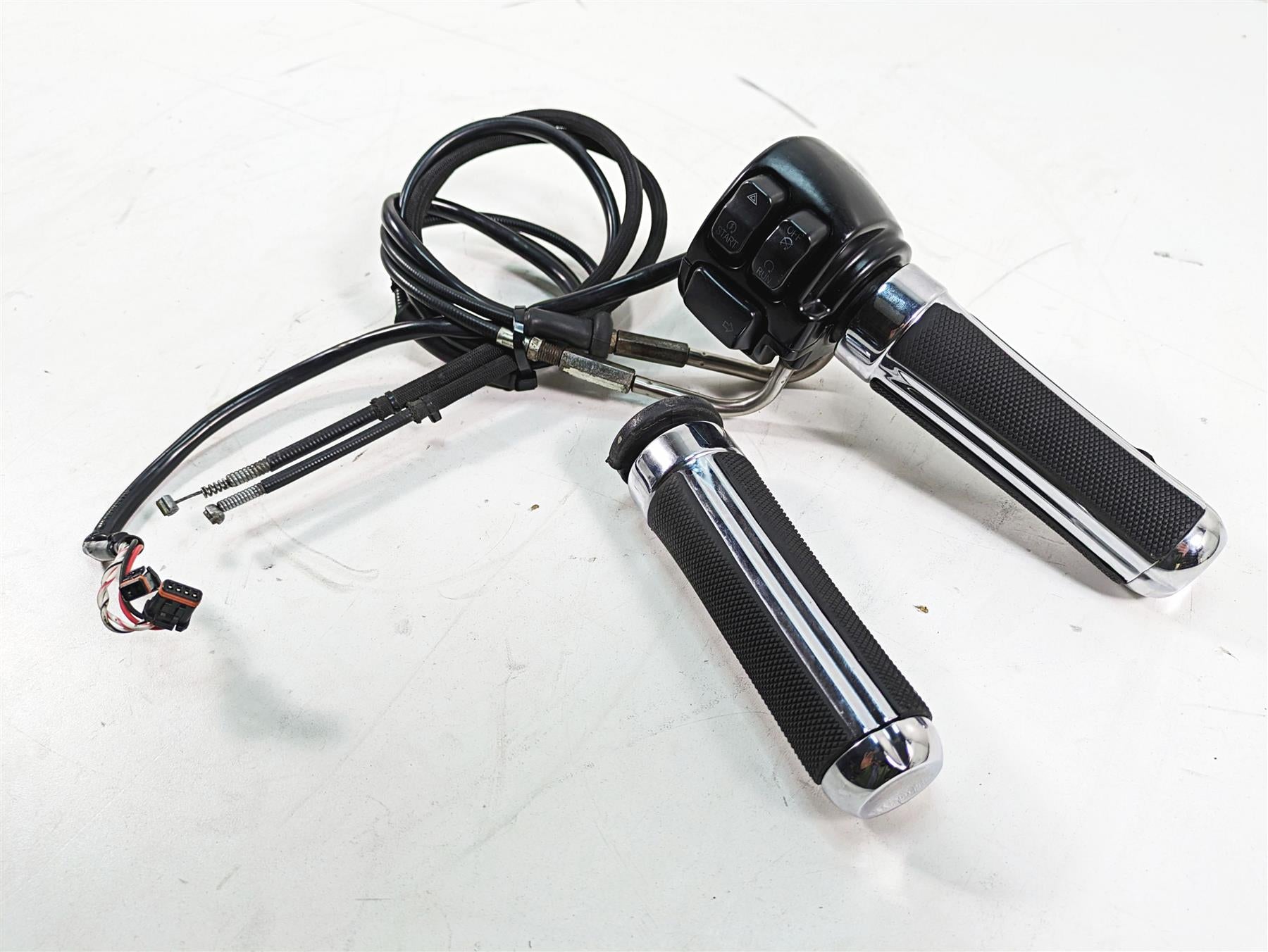 2012 Harley FLD Dyna Switchback Right Control Switch Throttle Grip Set 72948-12 {{ shop.shopifyCountryName }} - Mototech271