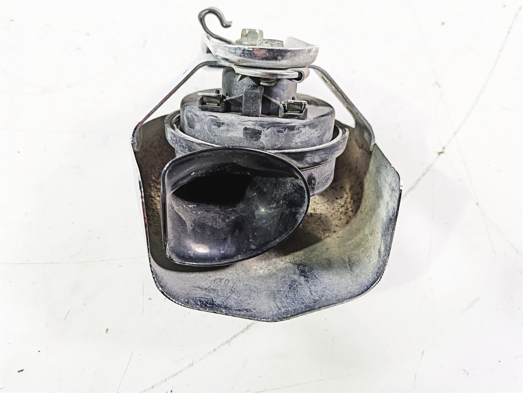 2007 Harley Touring FLHTCU SE CVO E-Glide Horn & Chrome Cover 61300478A {{ shop.shopifyCountryName }} - Mototech271