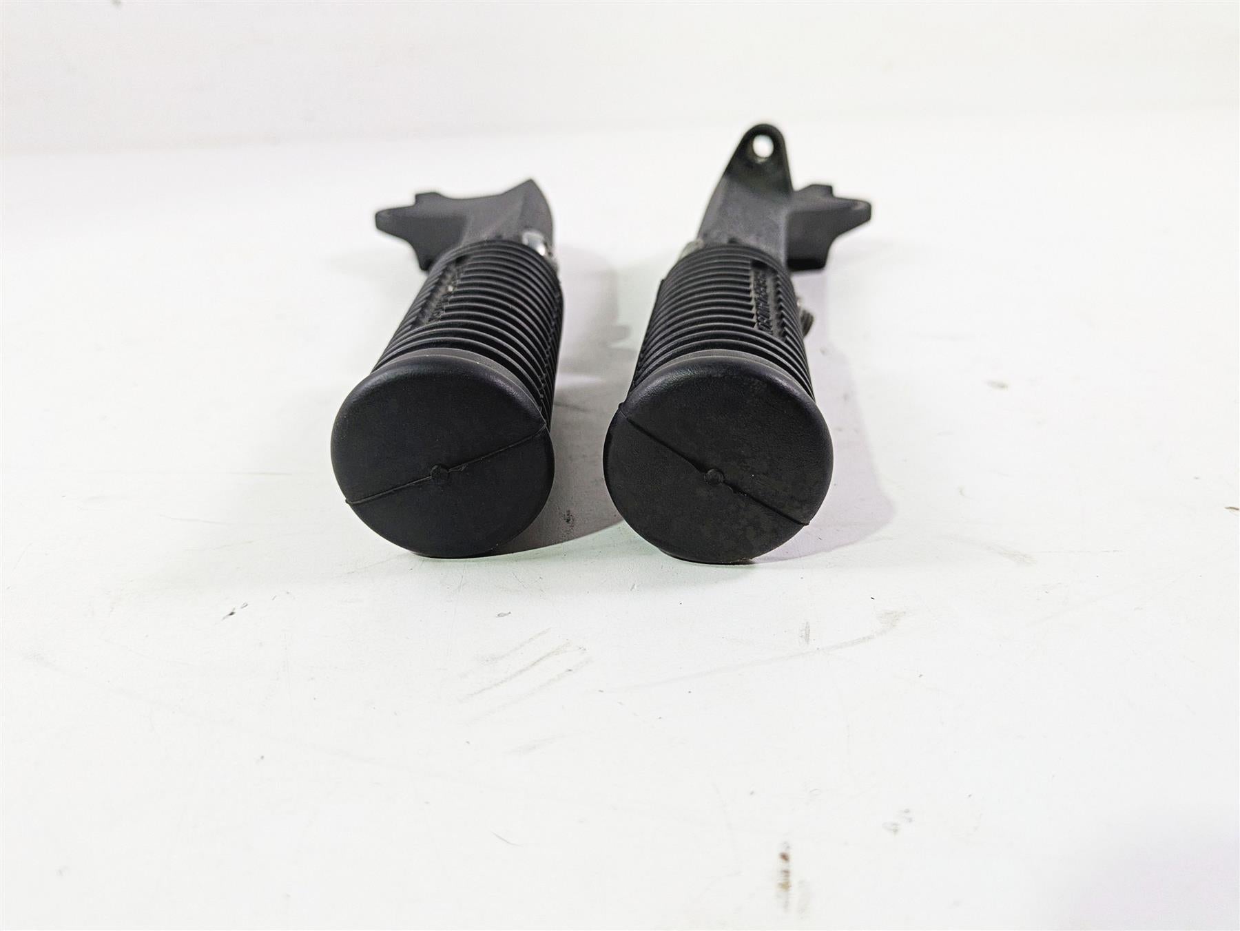 2015 Harley FXDF Dyna Fat Bob Rear Passenger Footpeg Rest Set 49224-06A 49230-06 {{ shop.shopifyCountryName }} - Mototech271