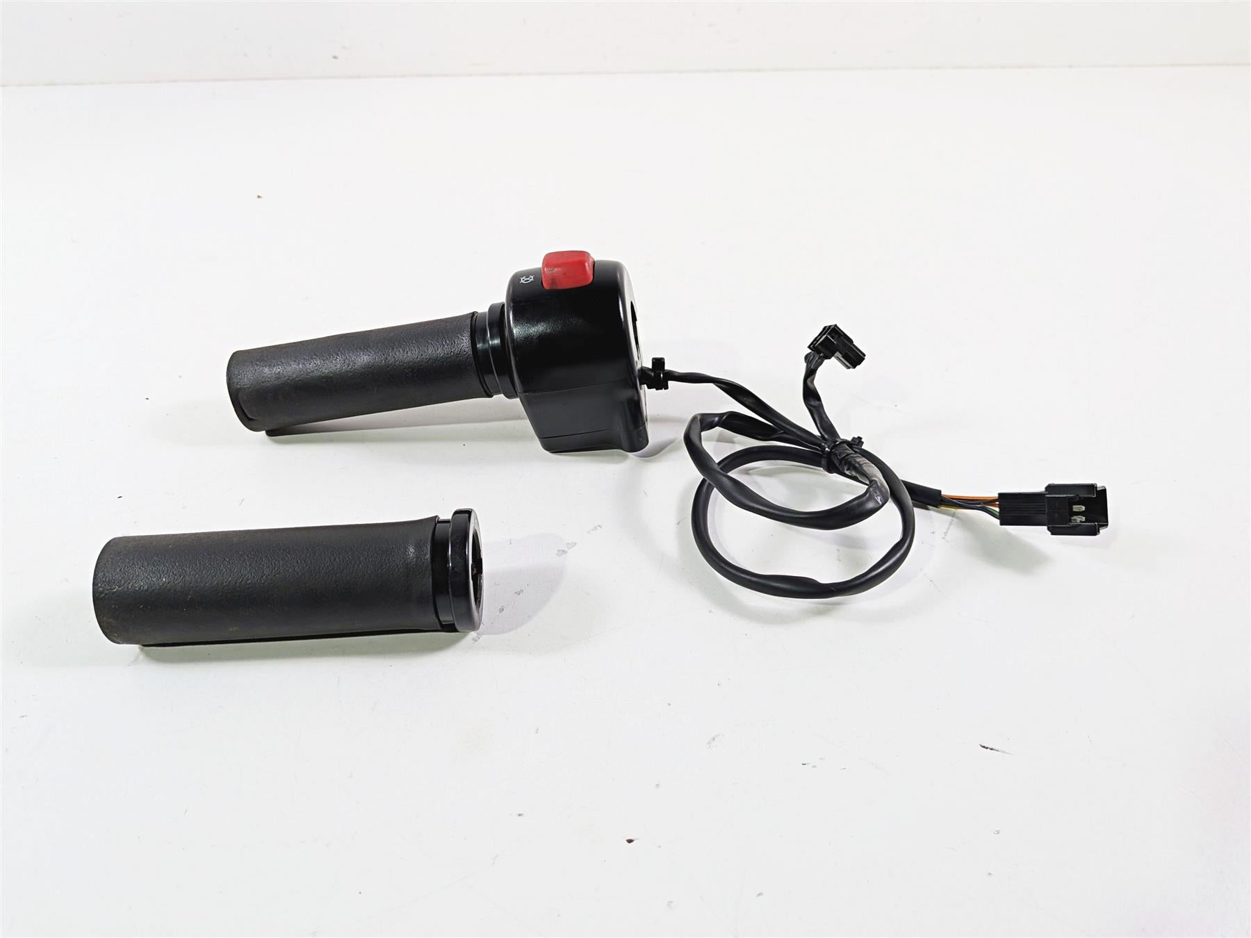 2014 Suzuki M109R VZR1800 Boulevard Right Hand Control Switch 37200-06J00 {{ shop.shopifyCountryName }} - Mototech271