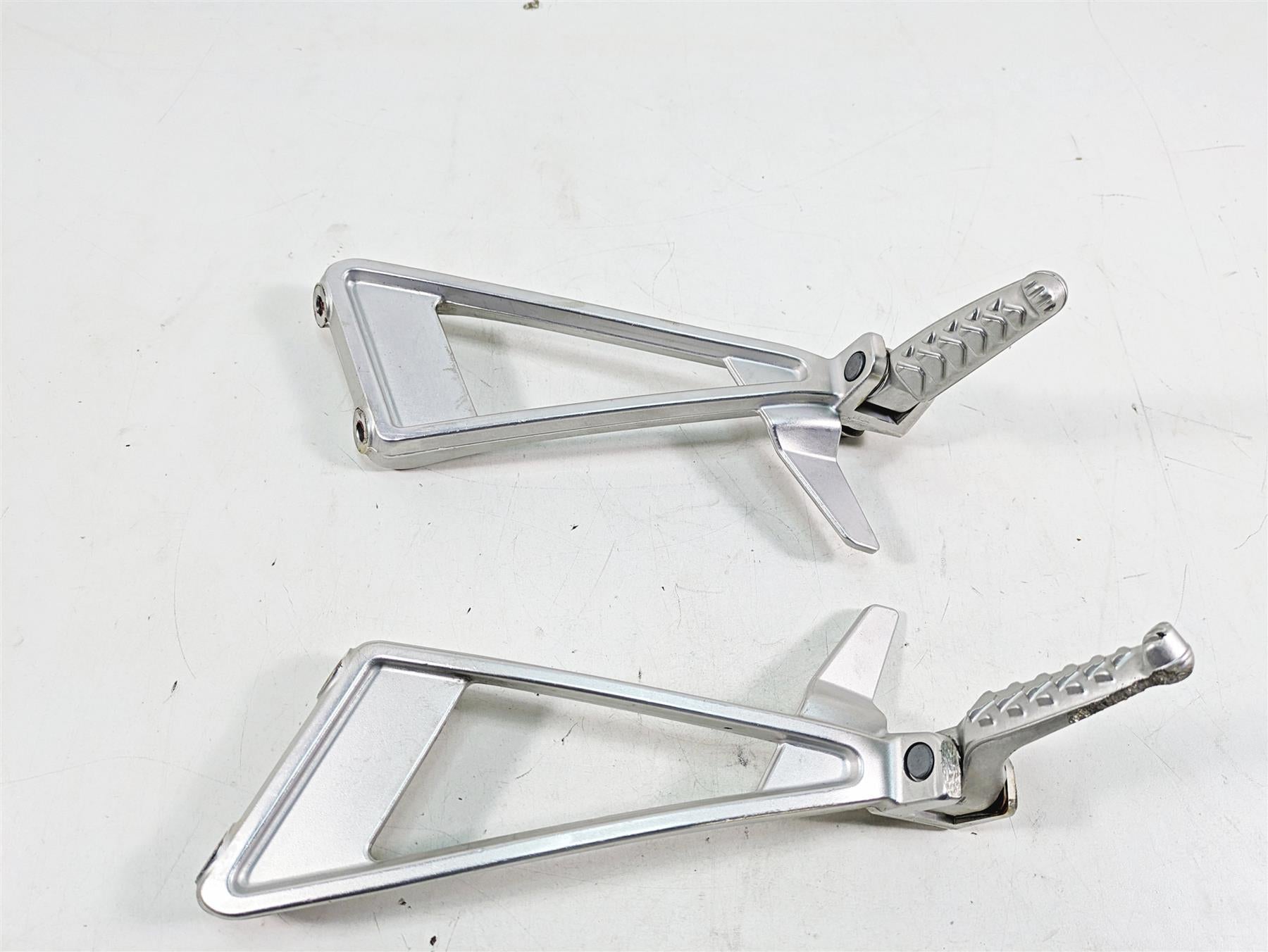 2021 Aprilia RS660 Rear Passenger Footpeg Set - Rash 2B005206 2B005205 {{ shop.shopifyCountryName }} - Mototech271