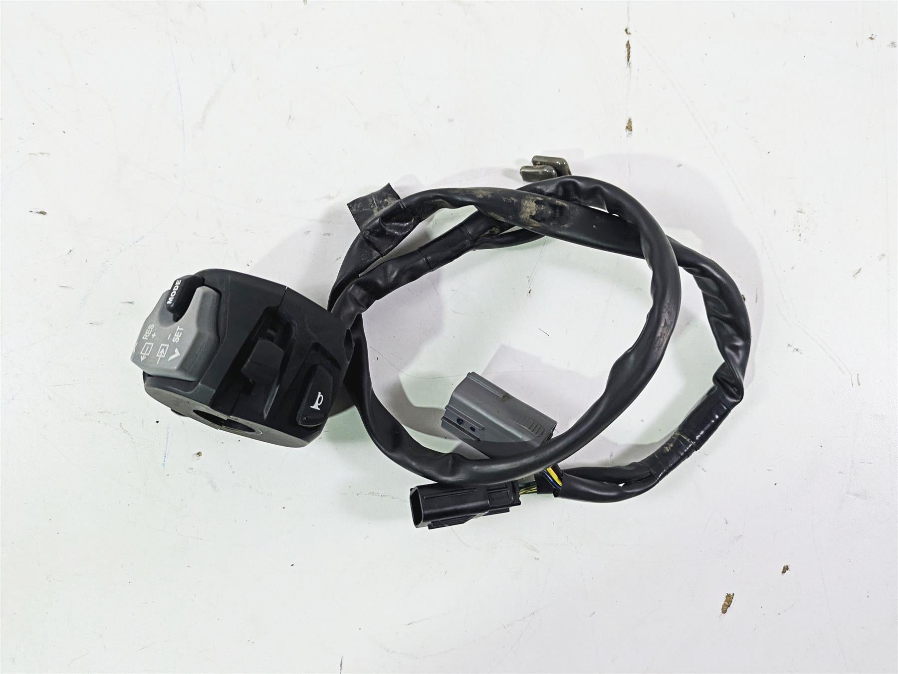 2020 Suzuki V-Strom 1050 XT Left Hand Turn Signal Control Switch 37400-06L00 {{ shop.shopifyCountryName }} - Mototech271