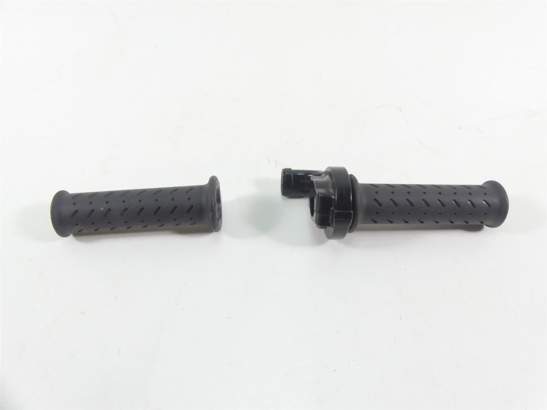2015 Triumph 1050 Speed Triple R Throttle Hand Grip Set T2040252 {{ shop.shopifyCountryName }} - Mototech271