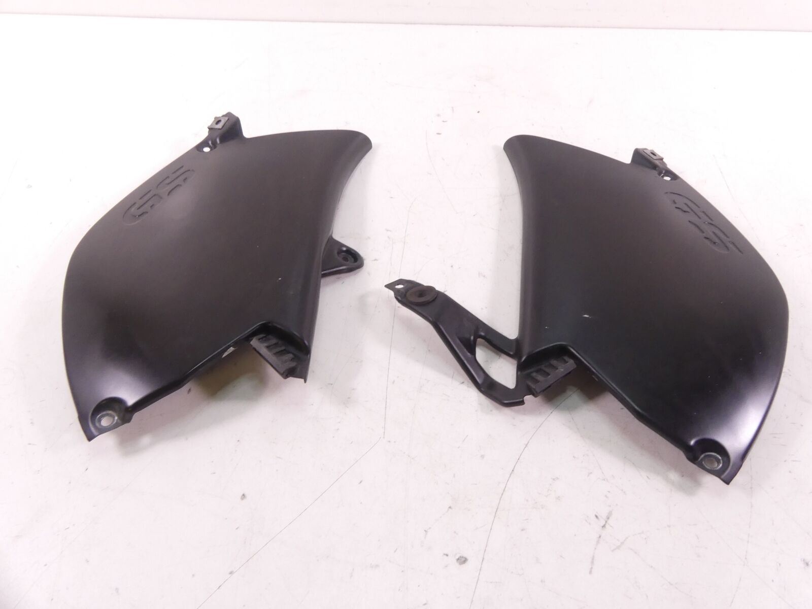 2008 BMW R1200GS K255 Adv Between Leg Side Cover Fairing Set 46637698234 {{ shop.shopifyCountryName }} - Mototech271
