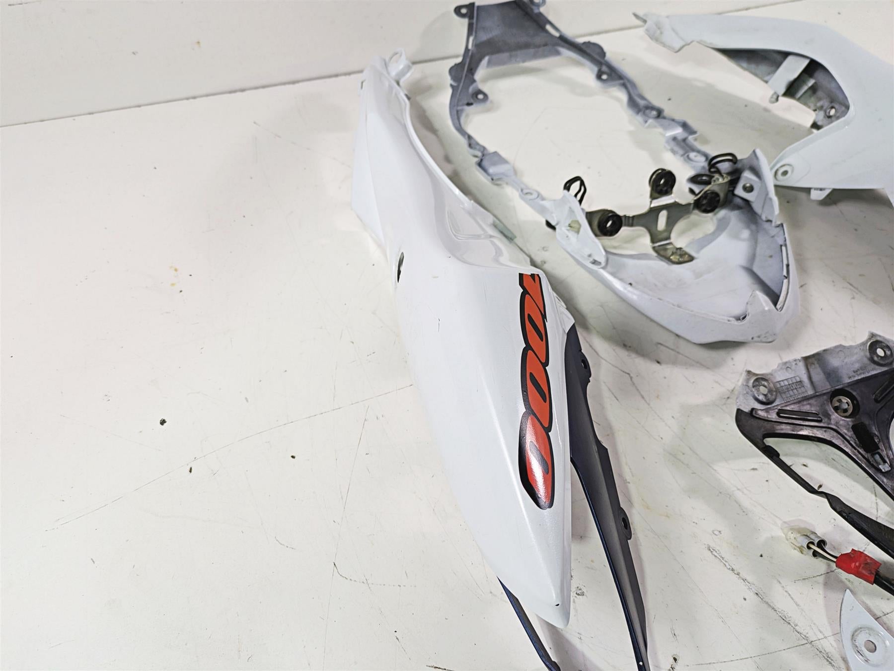 2016 Suzuki GSXR1000 Tail Fairing Cover & Taillight Set 47310-47H00 {{ shop.shopifyCountryName }} - Mototech271