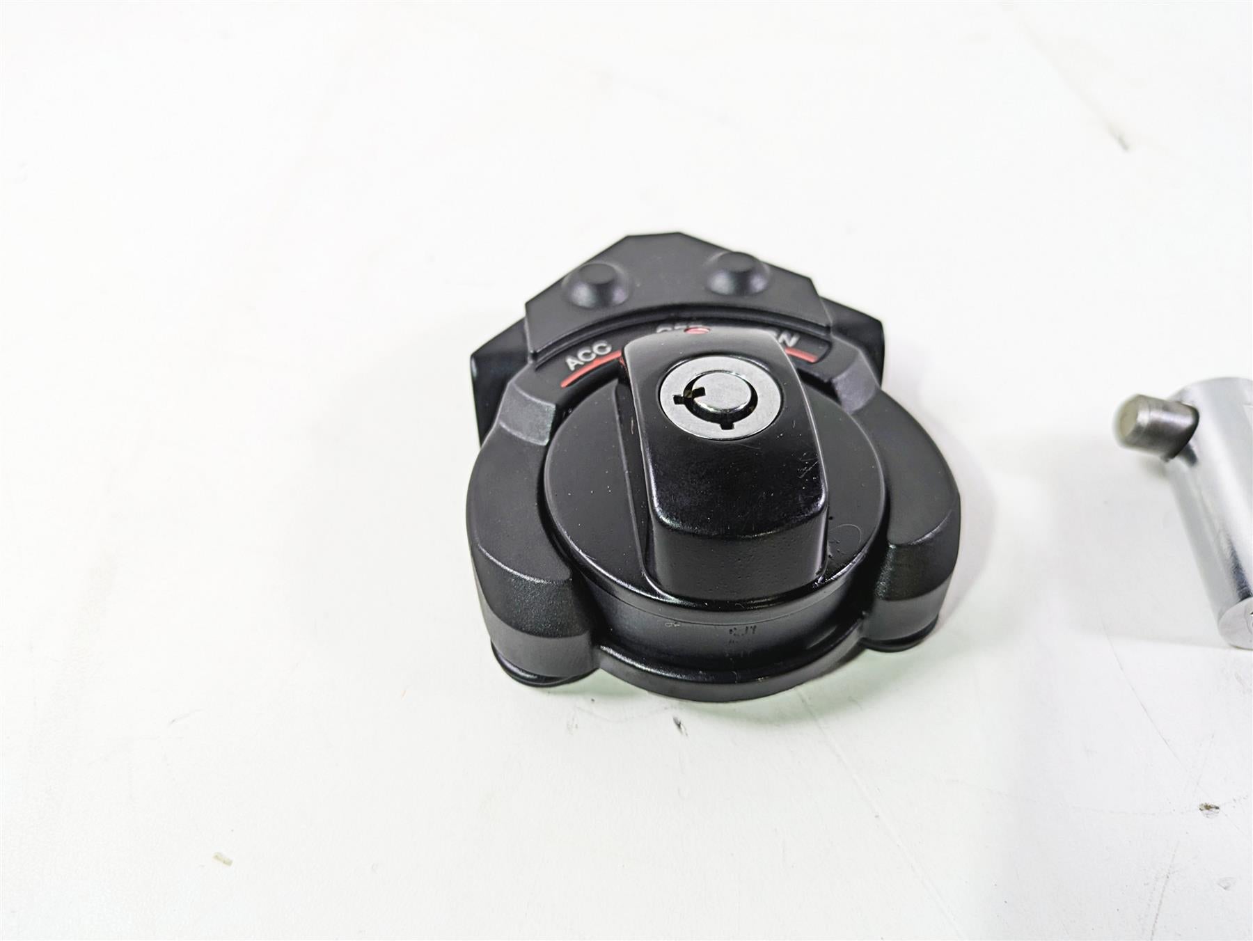 2006 Harley VRSCR Street V-Rod Ignition Switch Key Lock Set 71404-06 {{ shop.shopifyCountryName }} - Mototech271