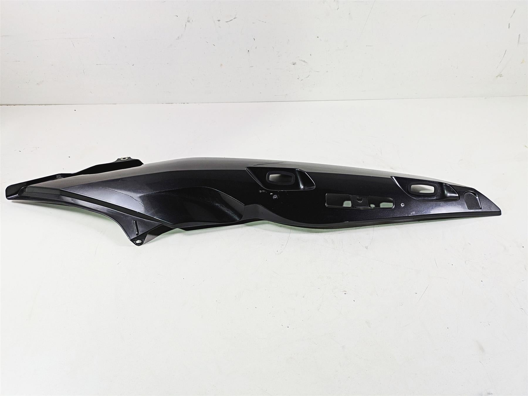 2010 BMW R1200RT K26 Right Tail Fairing Cover Cowl - Read 46637681572 {{ shop.shopifyCountryName }} - Mototech271