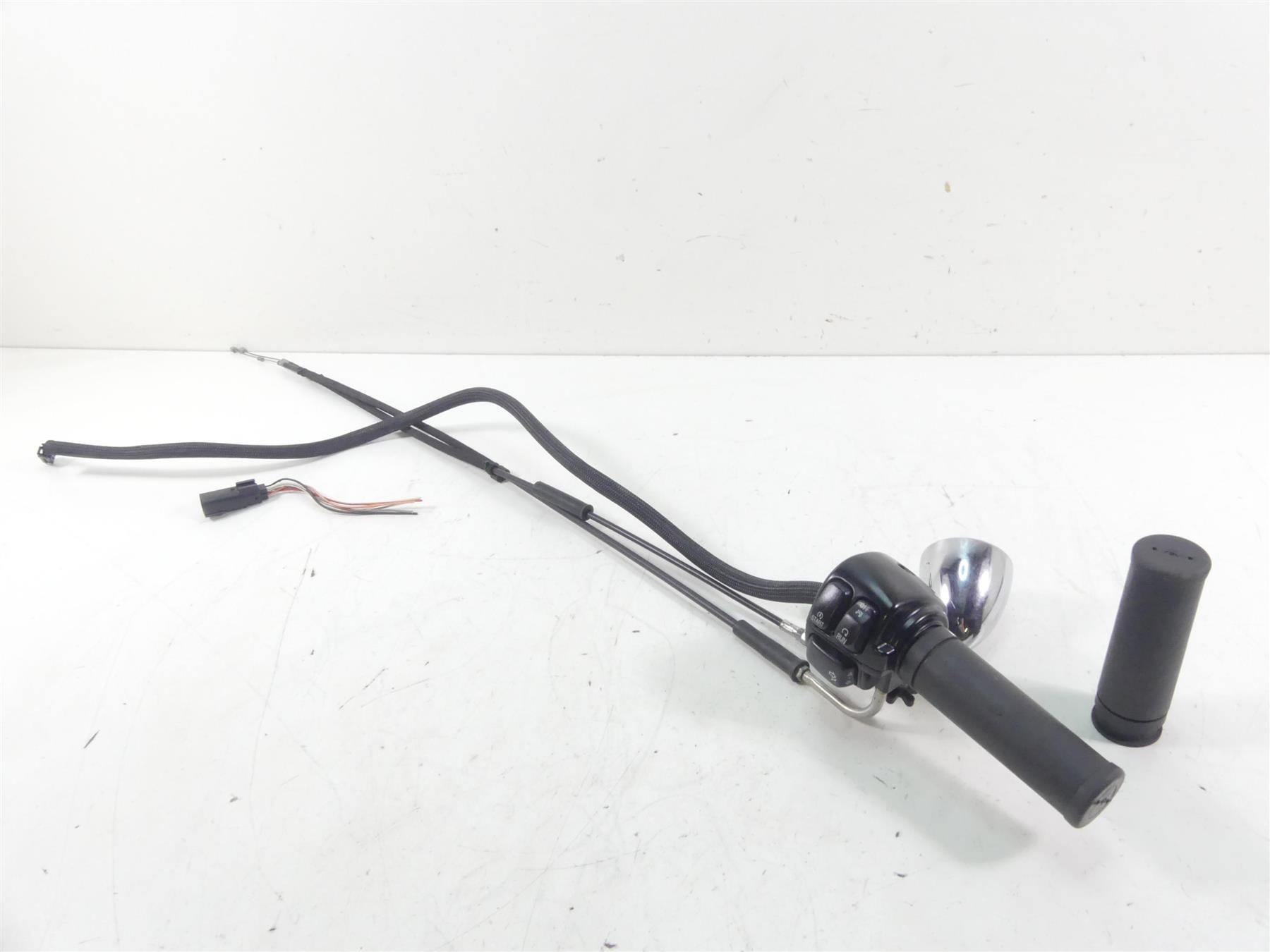 2009 Harley FXDF Dyna Fat Bob Right Hand Control Switch & Blinker 71684-06A {{ shop.shopifyCountryName }} - Mototech271