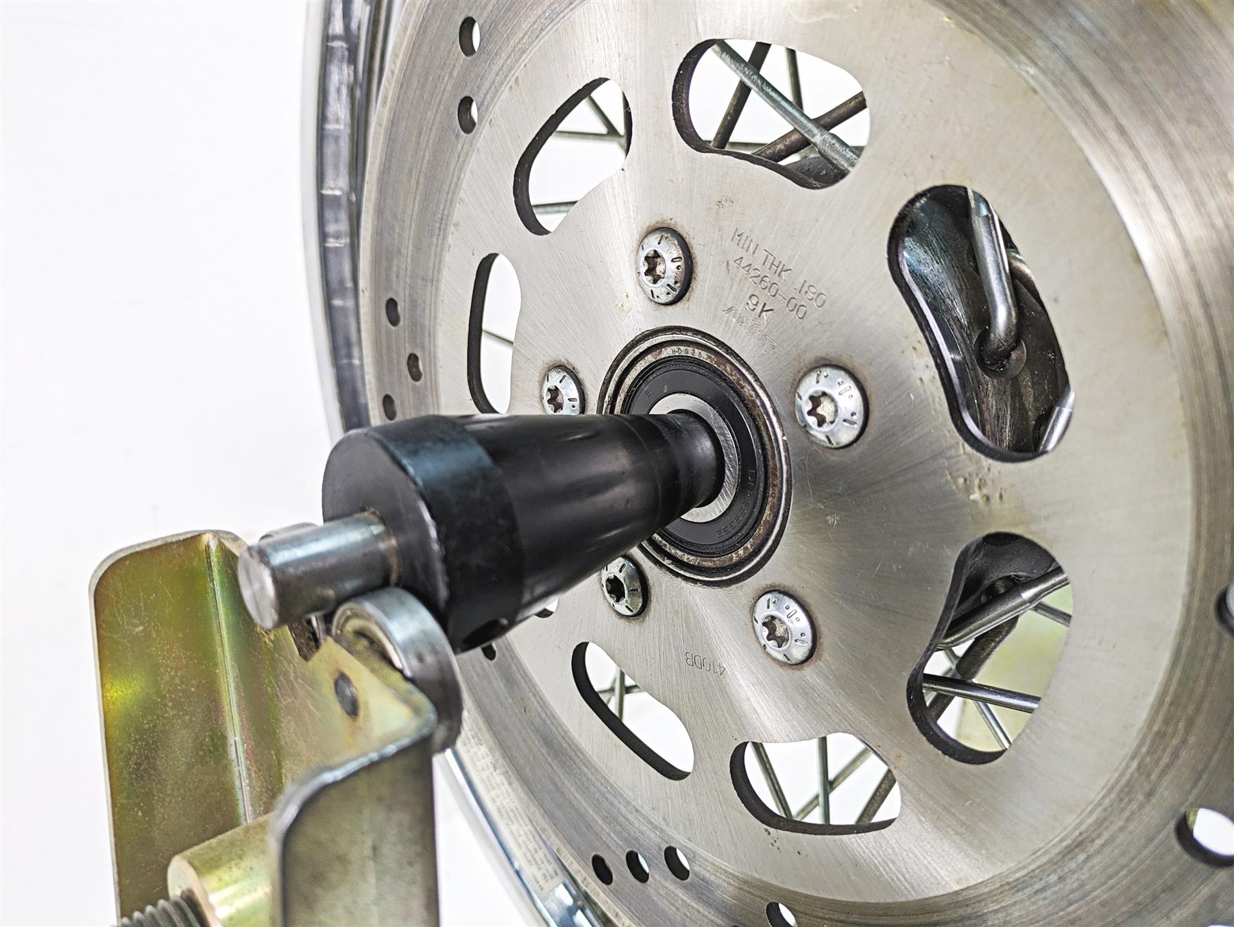 2000 Harley FXSTS Softail Springer Chrome Spoke Front Wheel 21x2.15 43662-80B {{ shop.shopifyCountryName }} - Mototech271