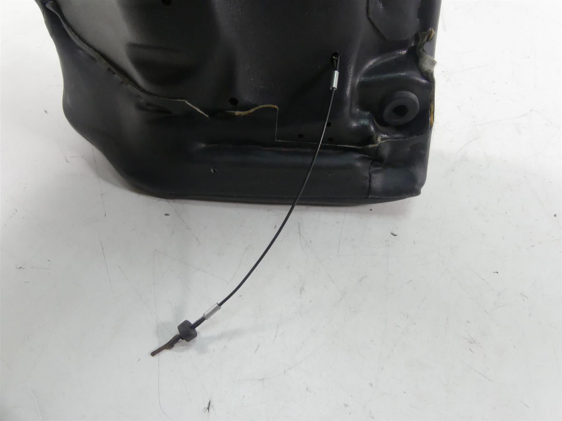 2011 Harley VRSCF Muscle Rod Front Rider Driver Seat Saddle - No Tears 52433-09 {{ shop.shopifyCountryName }} - Mototech271