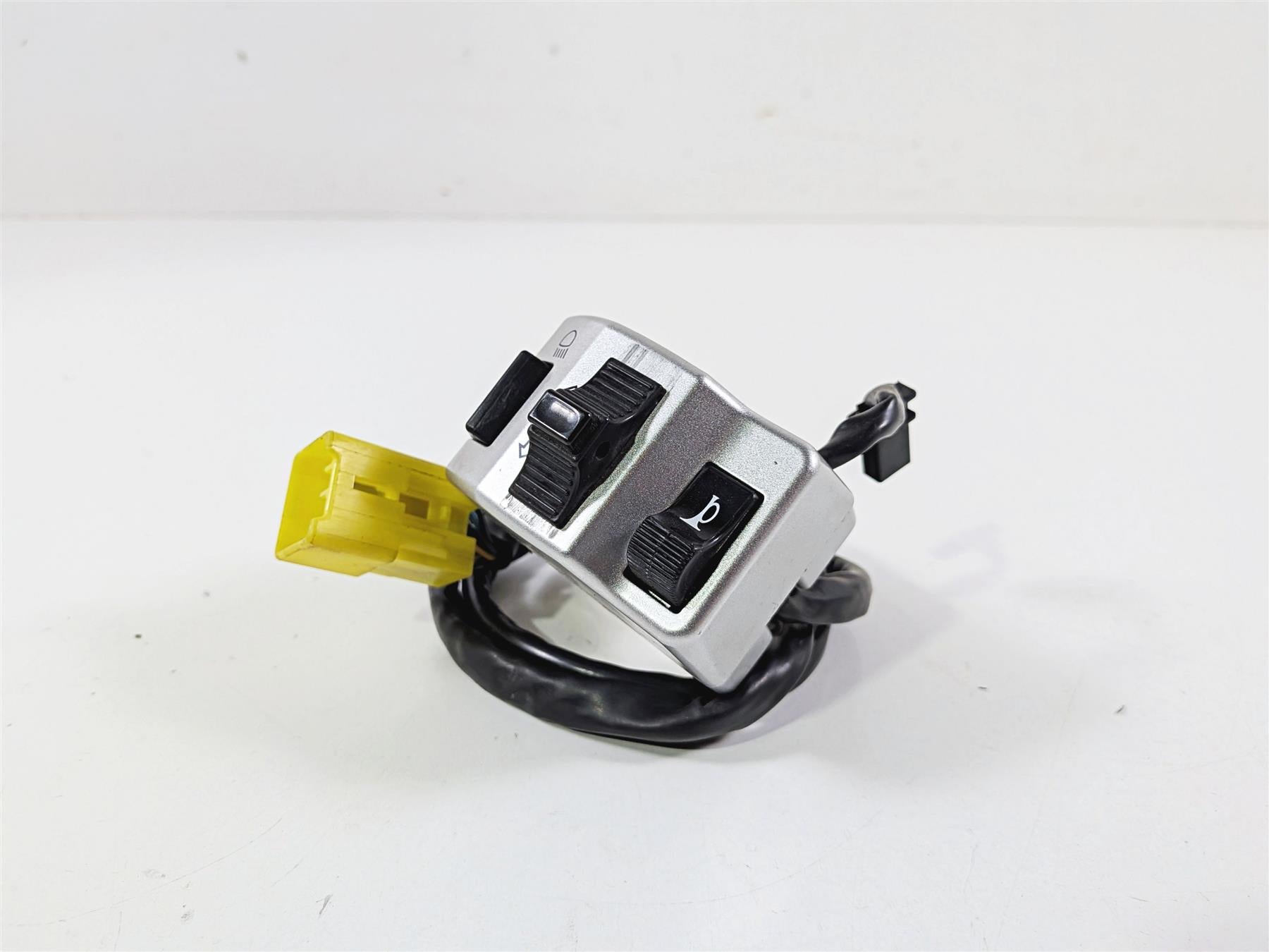 2005 Suzuki VZ800 M50 Boulevard Left Hand Turn Signal Control Switch 37400-39G10 {{ shop.shopifyCountryName }} - Mototech271