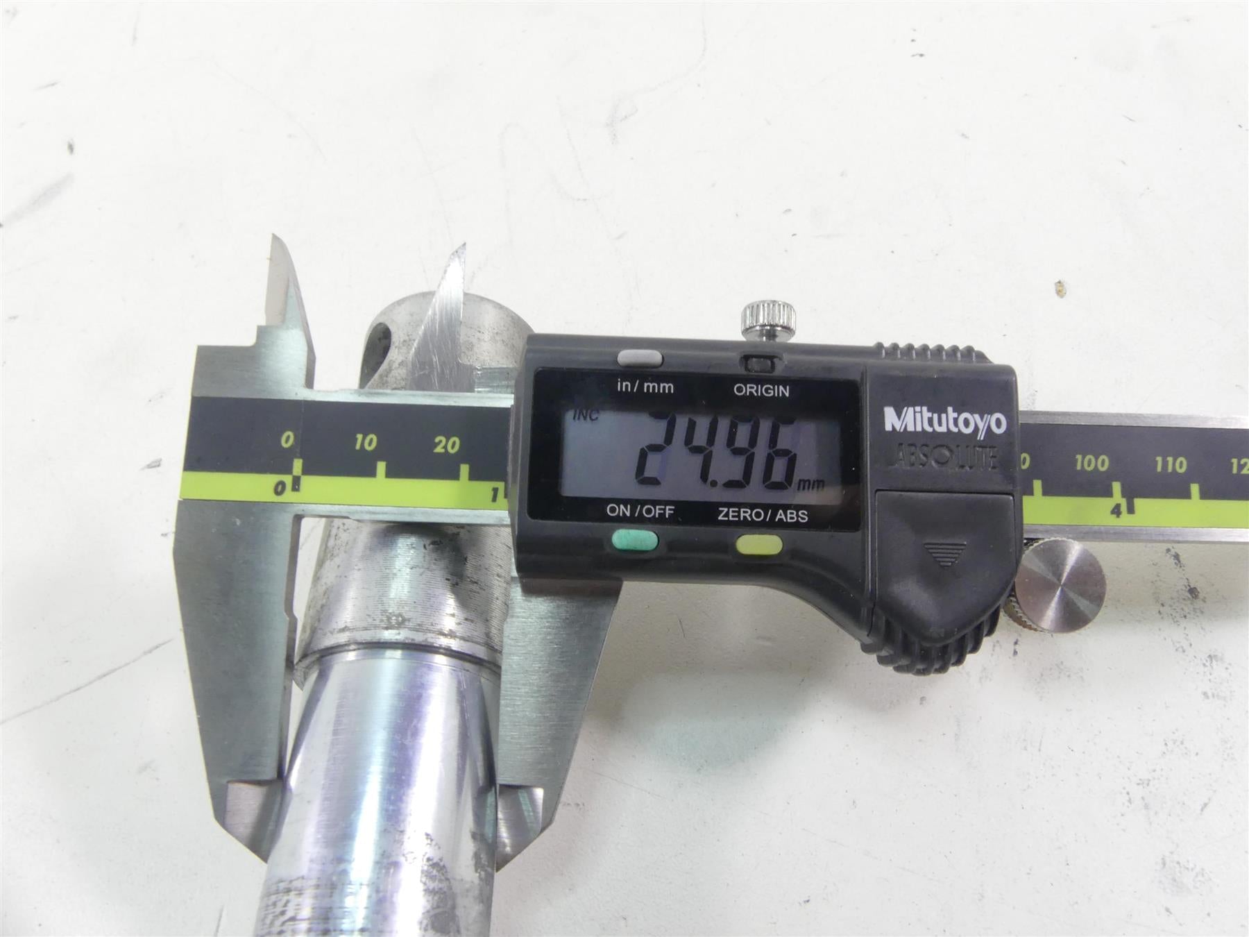 2014 Harley Dyna FXDF Fat Bob Front 25mm Wheel Spindle Axle 41547-07A {{ shop.shopifyCountryName }} - Mototech271