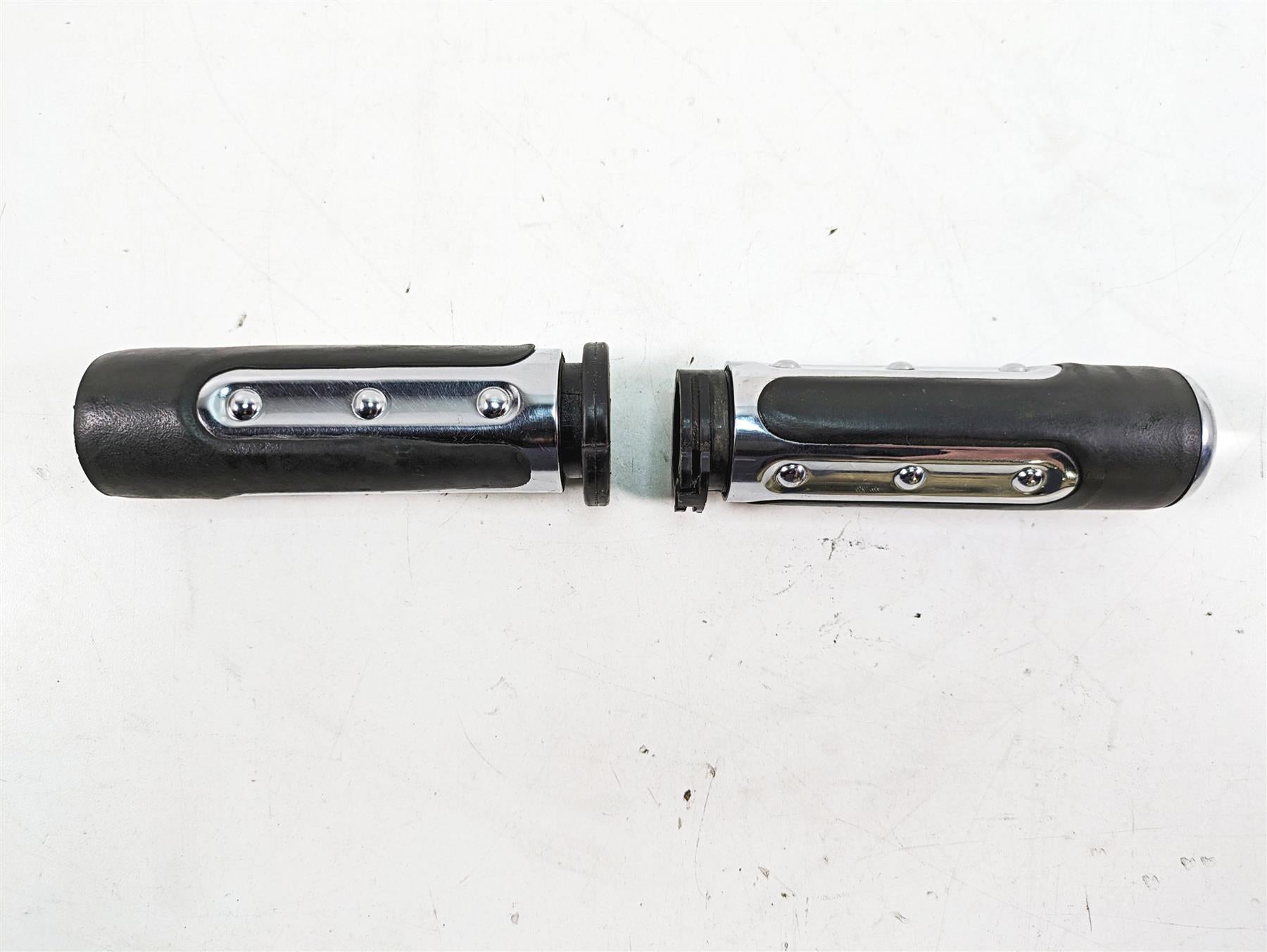 2009 Harley Dyna FXDFSE CVO Fat Bob Ironside Hand Grip Set 56971-07 56972-07 {{ shop.shopifyCountryName }} - Mototech271