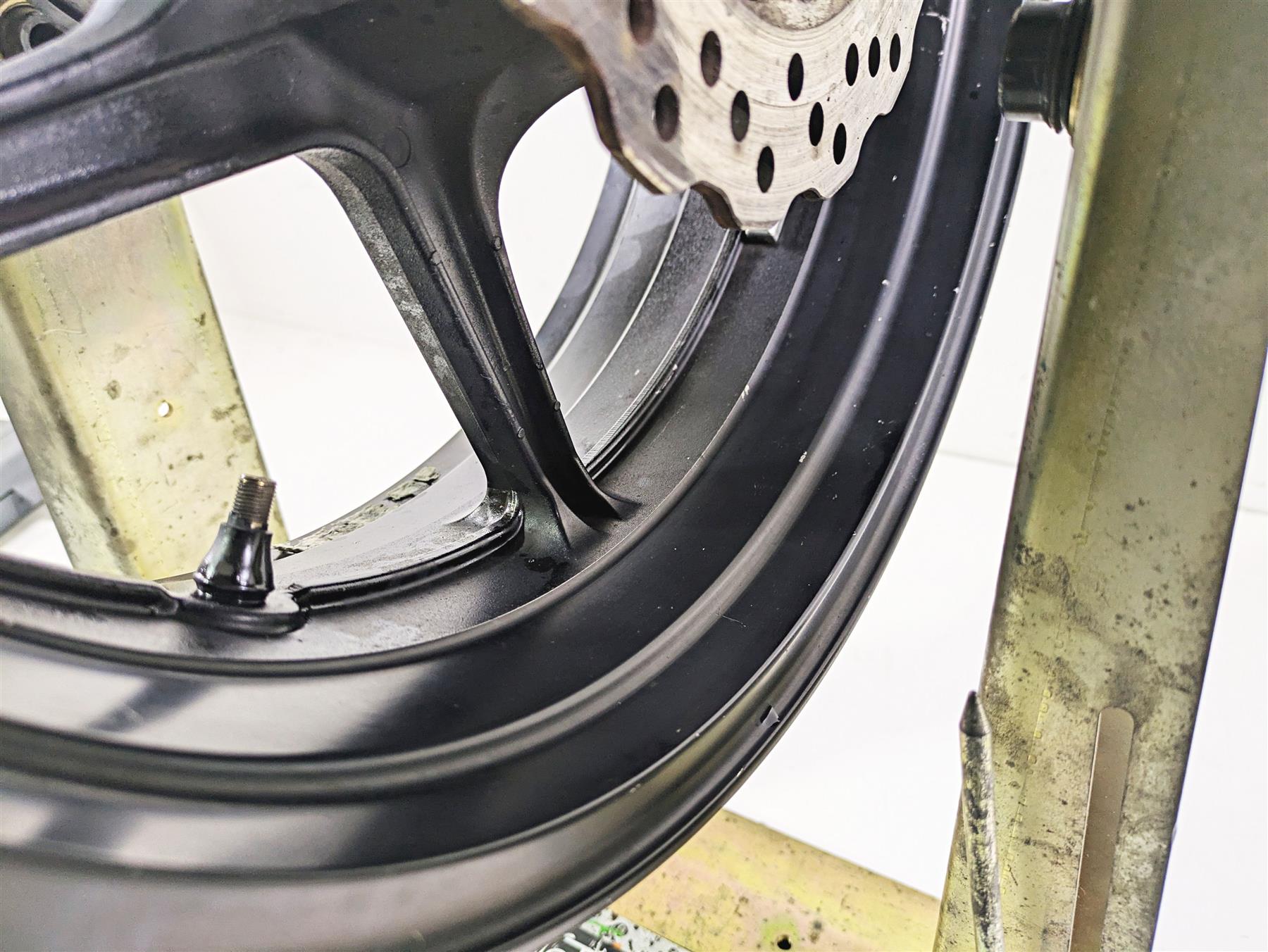 2005 Kawasaki ZX1000 ZX10R Ninja 17x6 Rear Wheel Rim - Read 41073-0013-R2 {{ shop.shopifyCountryName }} - Mototech271