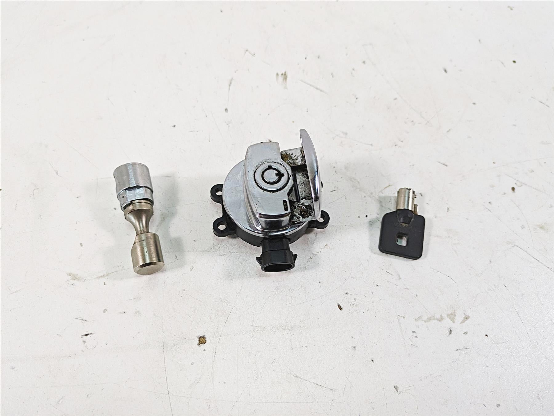 2013 Harley Softail FLSTC Heritage Classic Ignition Switch Key Lock Set 71400076 {{ shop.shopifyCountryName }} - Mototech271