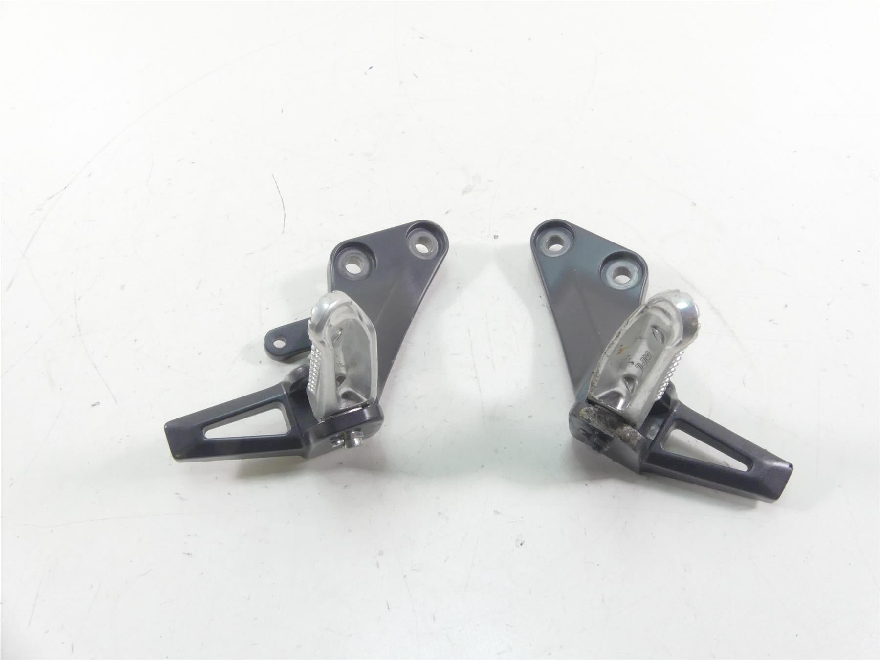 2022 Yamaha MT09 FZ09 Rear Passenger Footpeg Set - Read B7N-2741L-00-00 {{ shop.shopifyCountryName }} - Mototech271