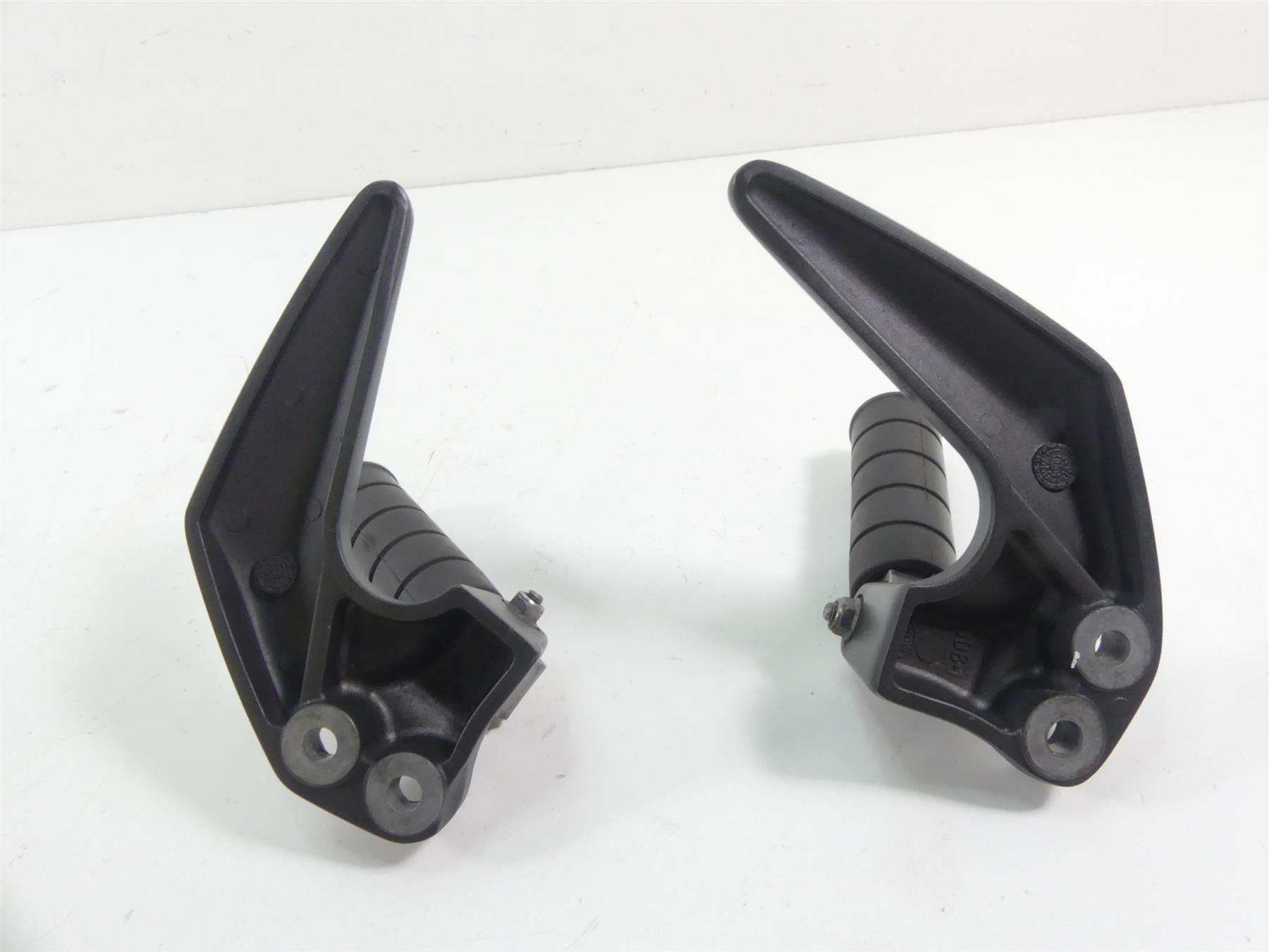2007 Yamaha XVS1300 V-Star Rear Passenger Foot Peg Footpeg Set 3D8-27430-00-00 {{ shop.shopifyCountryName }} - Mototech271
