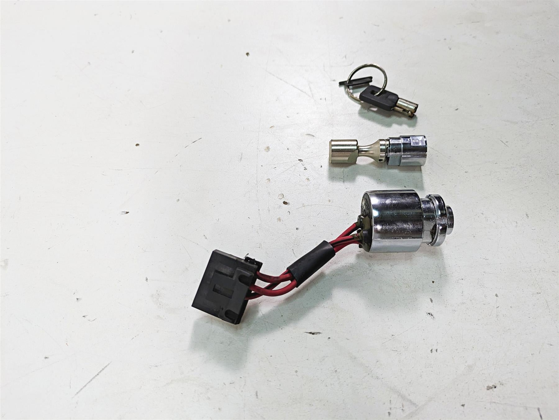 2005 Harley Dyna FXDL Low Rider Ignition Switch Key Lock Set 71476