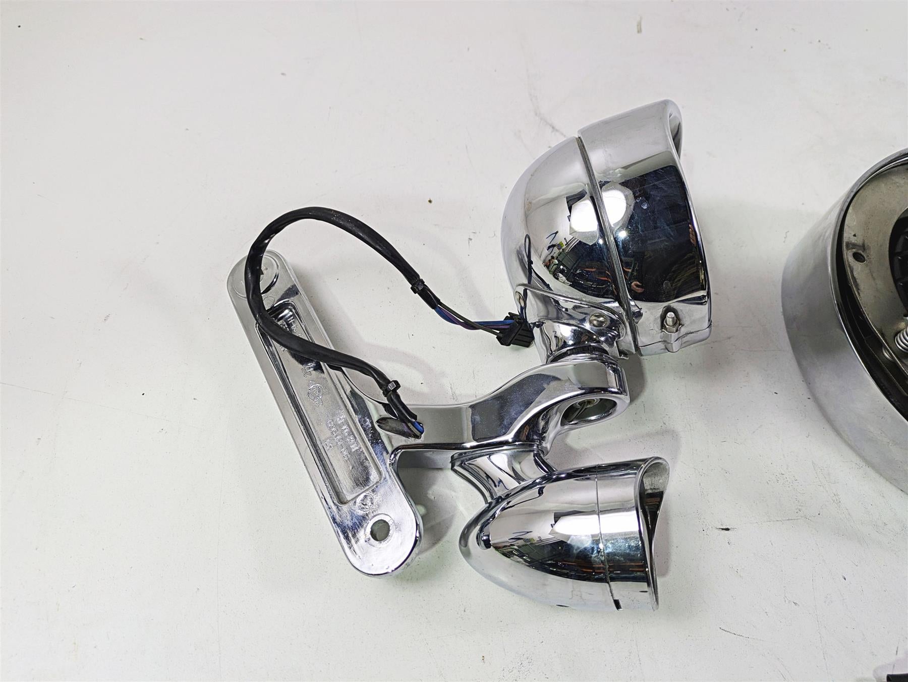 2011 Harley Touring FLHTCUSE CVO E-Glide Front Spot Head Light Blinkers 69560-06 {{ shop.shopifyCountryName }} - Mototech271