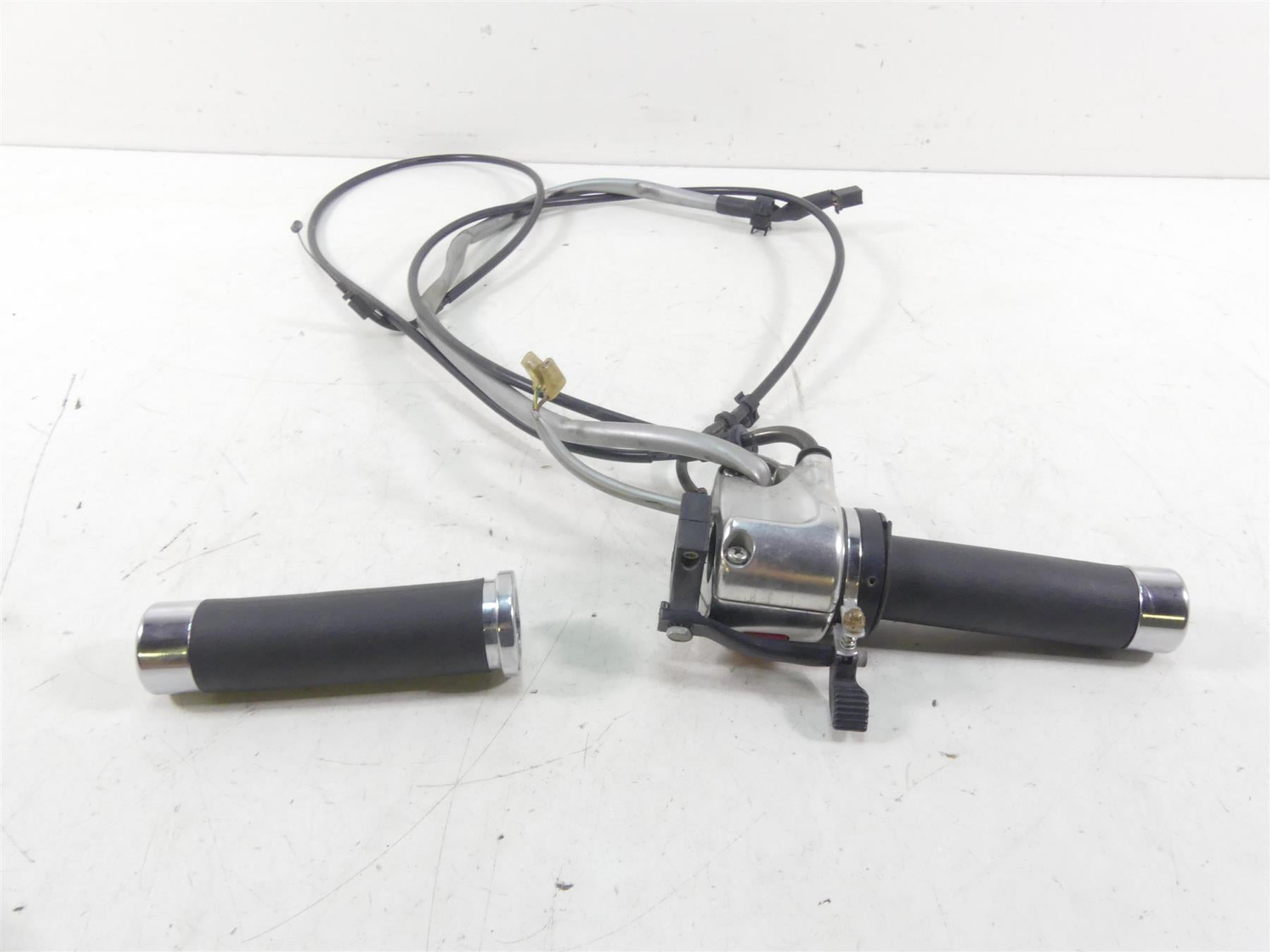 2002 Yamaha XVS1100 V-Star Right Hand Start Stop Control Switch 5BN-83975-00-00 {{ shop.shopifyCountryName }} - Mototech271