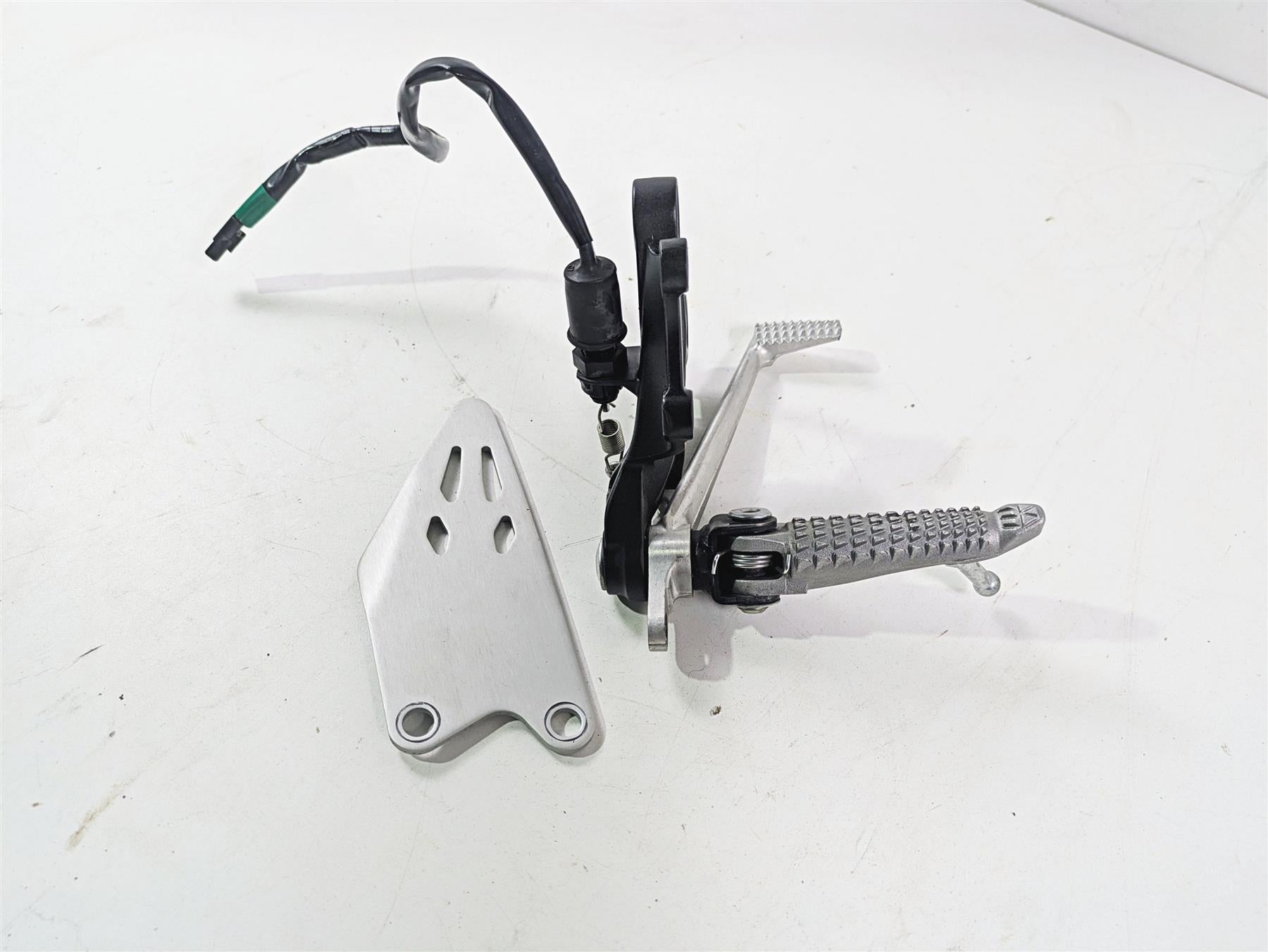 2024 Kawasaki ZX6R ZX636 Ninja Right Footpeg Brake Pedals Set 35063-0590-18R {{ shop.shopifyCountryName }} - Mototech271