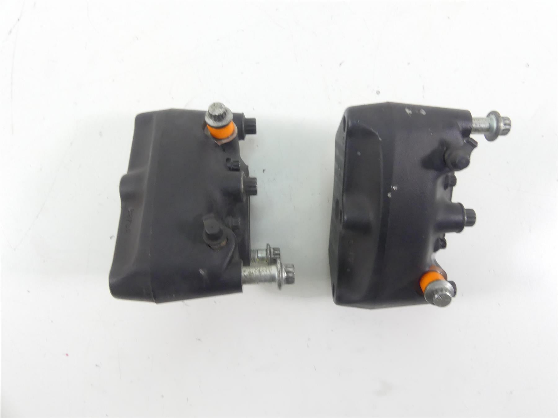 2005 Harley Touring FLHRSI Road King Front Brake Caliper Set 44023-00C 44046-00D {{ shop.shopifyCountryName }} - Mototech271