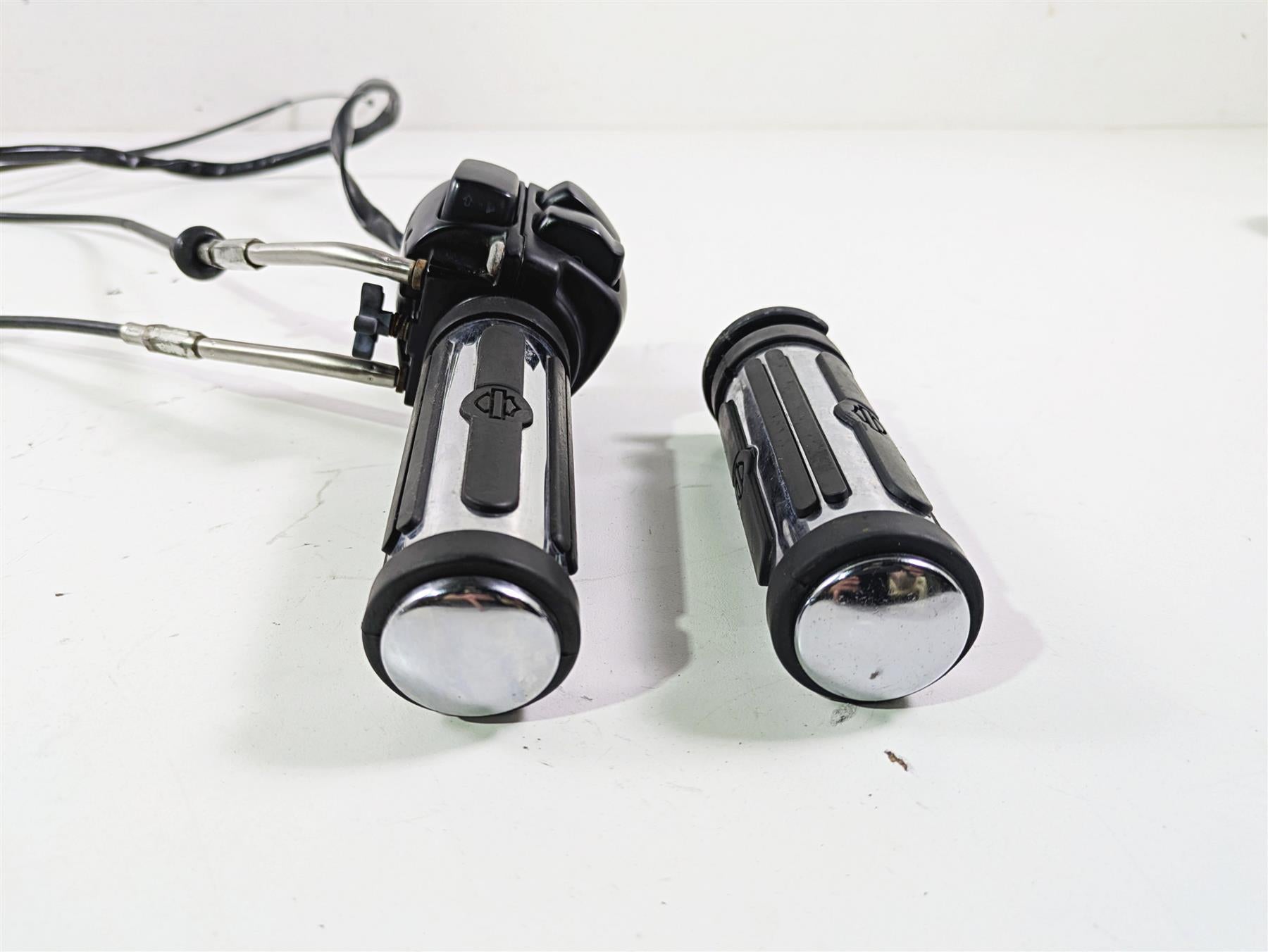 2007 Harley Sportster XL1200 C Right Hand Control Switch Grip Set 71684-06A {{ shop.shopifyCountryName }} - Mototech271