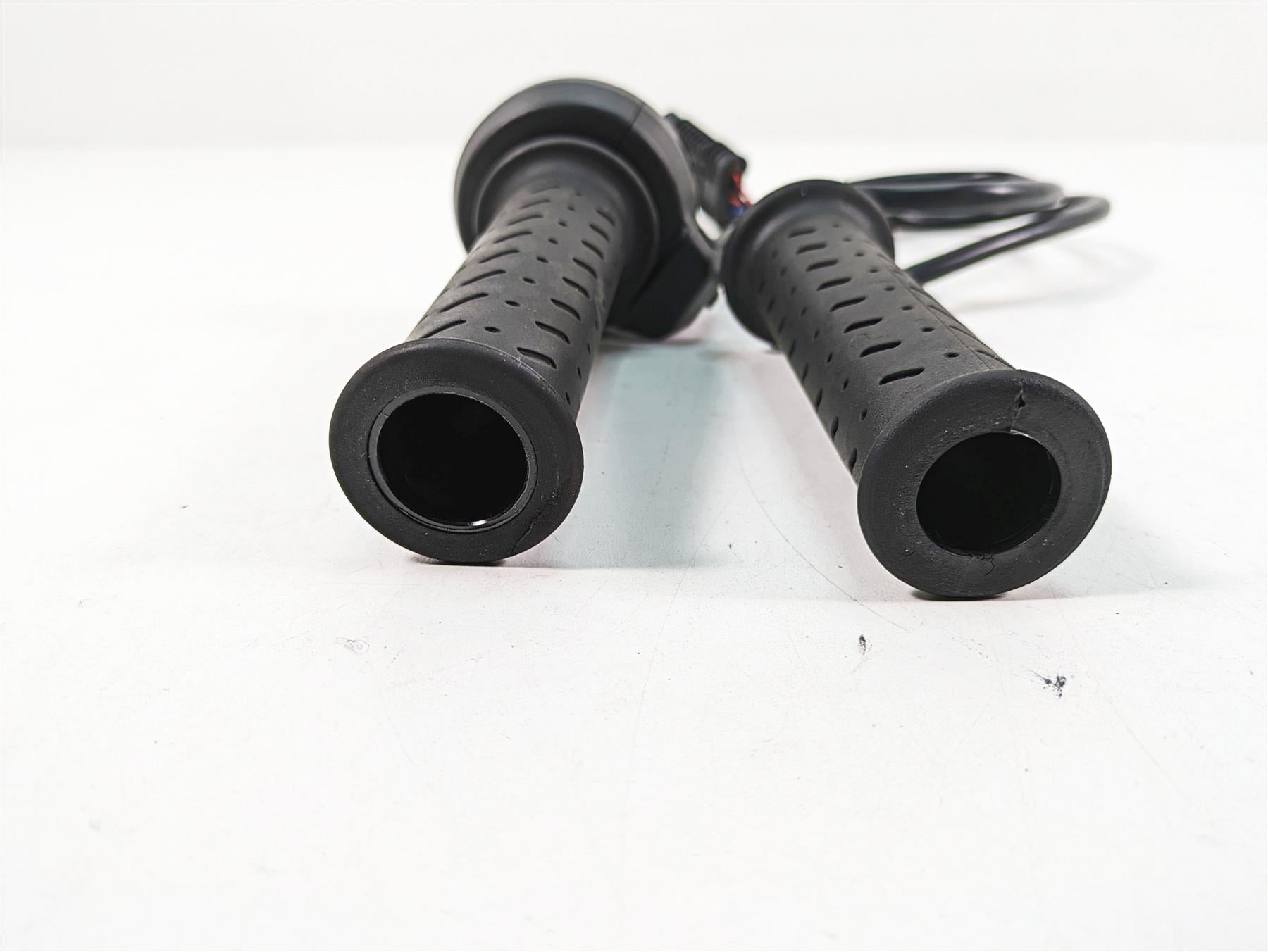 2020 Moto Guzzi V85 TT Adventure E-Throttle Hand Grip Set 2D000095 {{ shop.shopifyCountryName }} - Mototech271