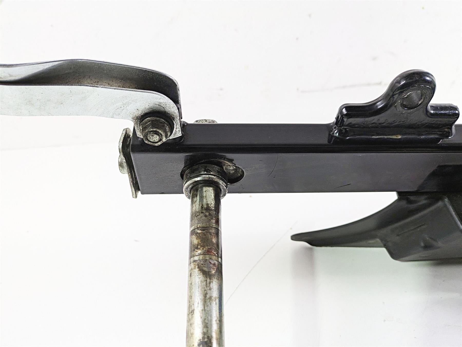 2002 Harley Dyna FXDL Low Rider Rear Swingarm & Belt Guards 47820-00A {{ shop.shopifyCountryName }} - Mototech271
