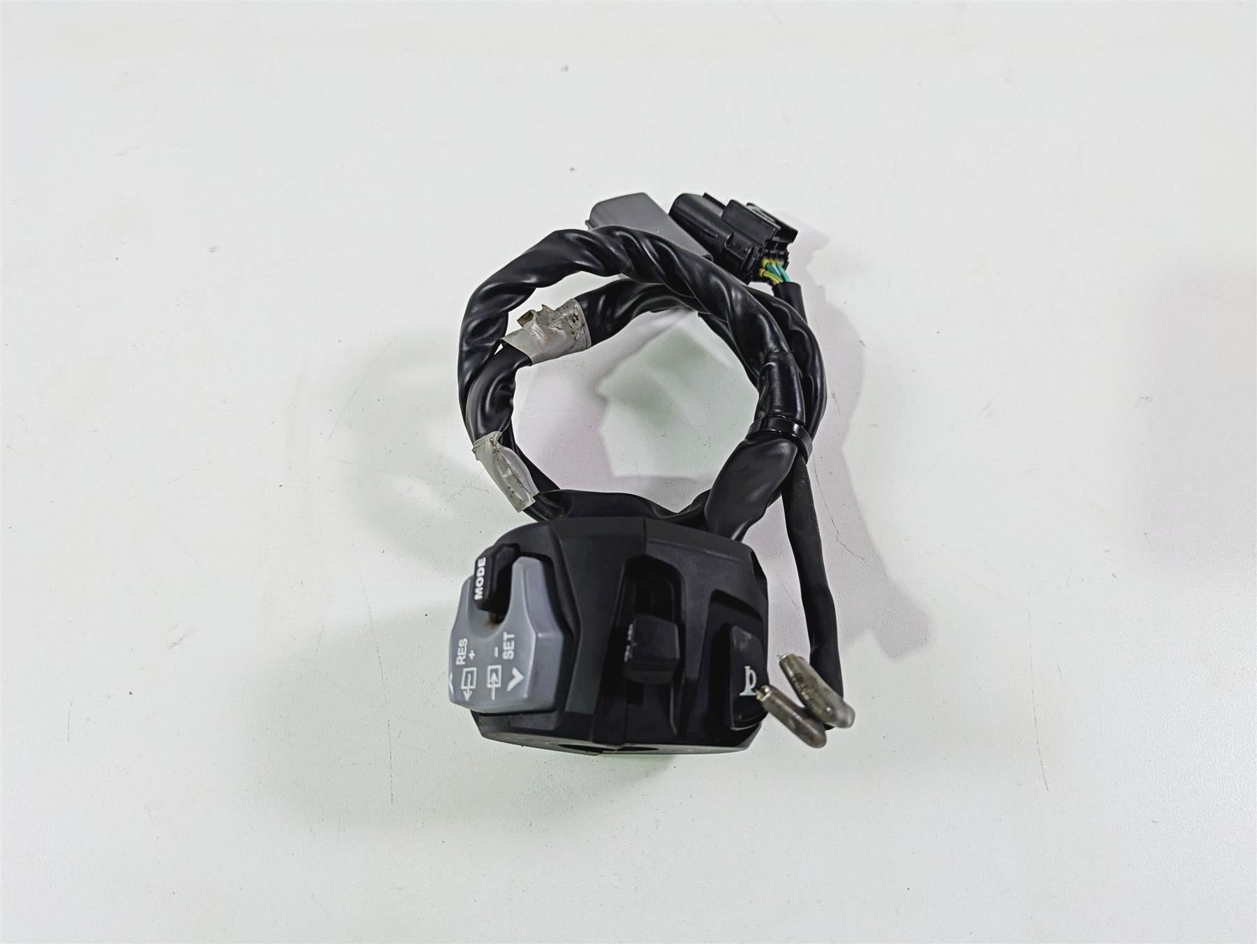 2023 Suzuki GSX1300 RR Hayabusa Left Blinker Control Switch - Read 37400-10L01 {{ shop.shopifyCountryName }} - Mototech271