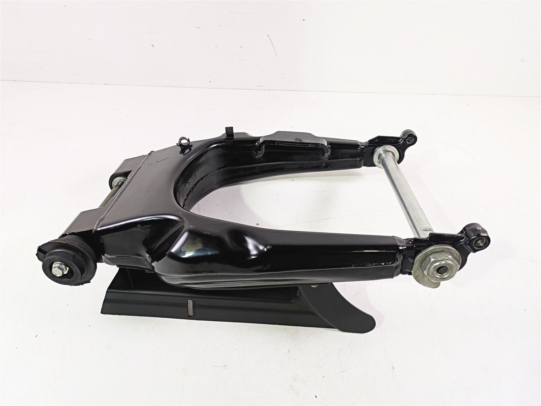 2015 Harley Touring FLHTKL Electra Glide Rear Swingarm + Axle Set 47549-09A
