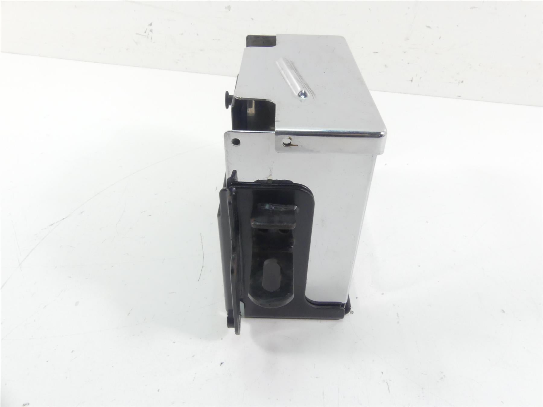 2005 Harley Dyna FXDLI Low Rider Battery Tray Holder Chrome Cover Lid 66375-97 {{ shop.shopifyCountryName }} - Mototech271