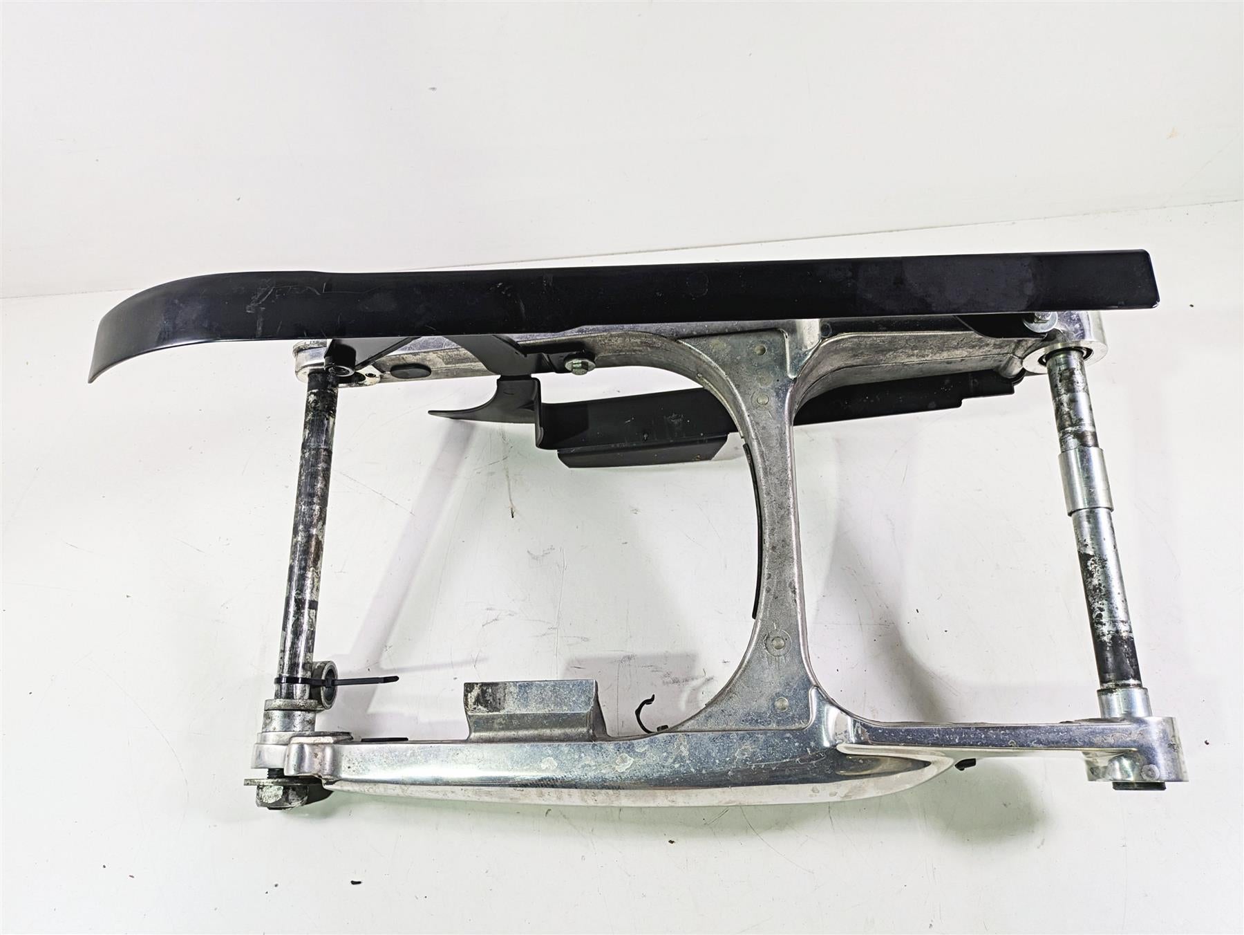 2006 Harley VRSCR Street V-Rod Rear Swingarm & Guards 48372-05 {{ shop.shopifyCountryName }} - Mototech271