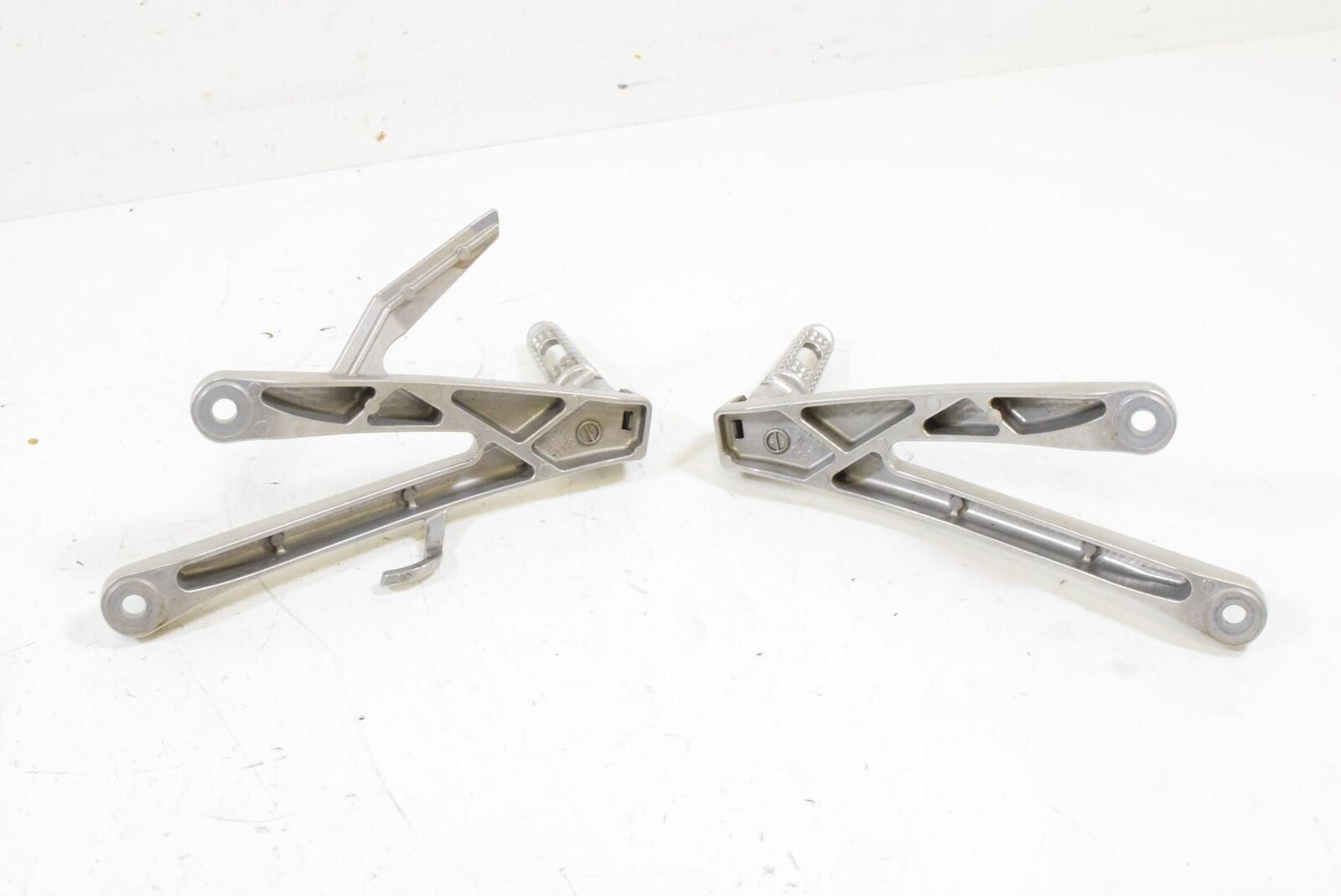 2015 Honda CBR600RR CBR600 RR LR Rider Passenger Footpeg Mount SET 50760-MFJ-D00 {{ shop.shopifyCountryName }} - Mototech271