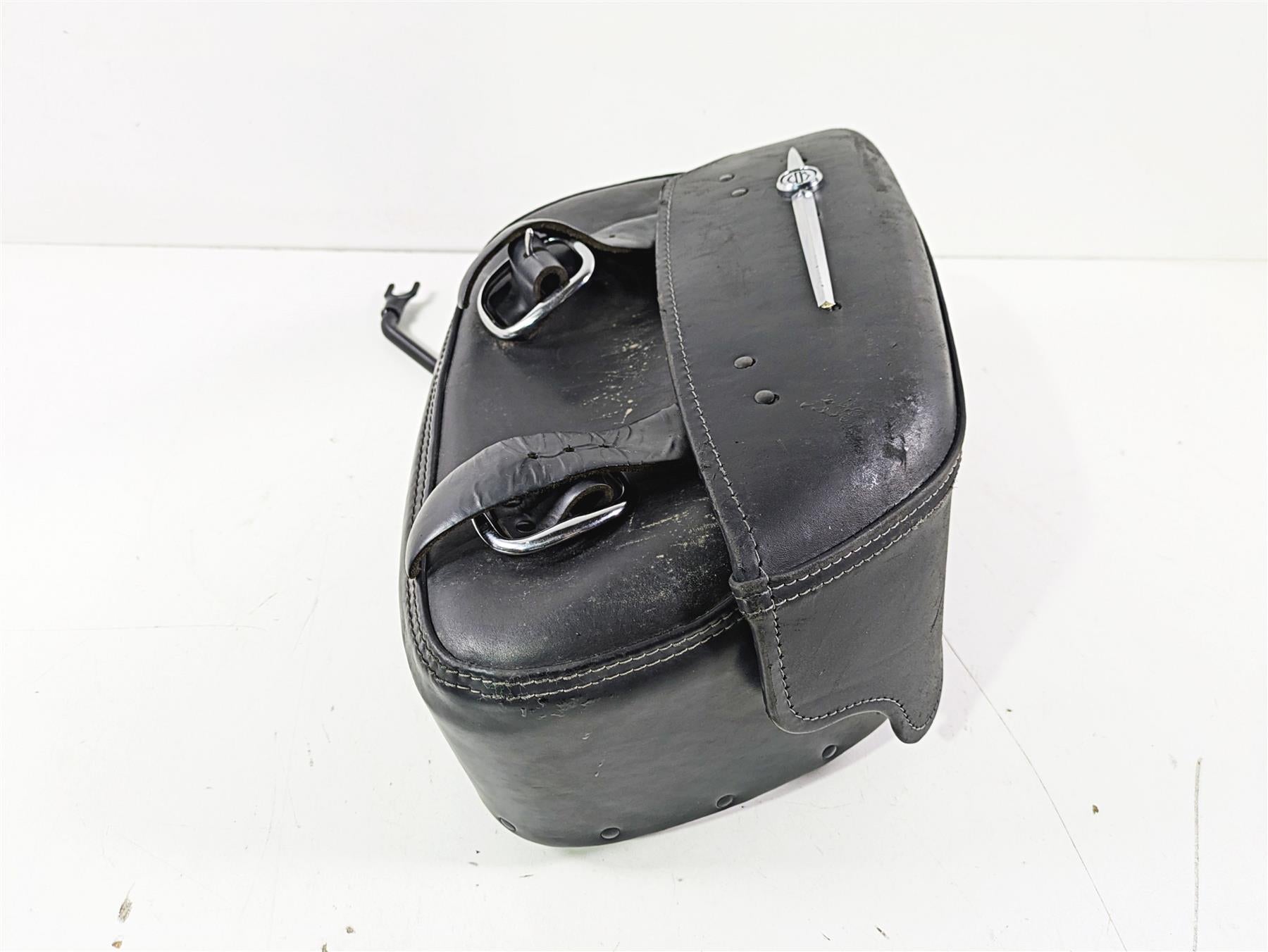 2004 Harley Softail FLSTF Fat Boy Left Side Saddlebag + Mount 90452-04 {{ shop.shopifyCountryName }} - Mototech271